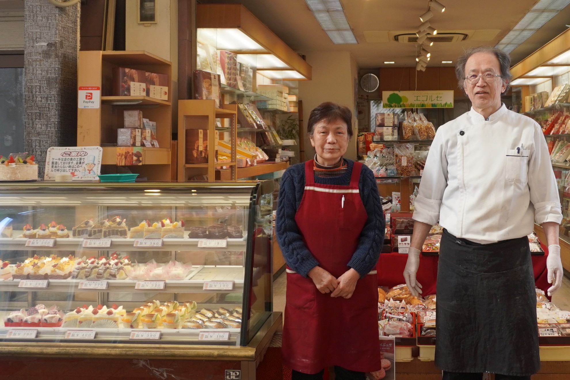 谷さんご夫妻を店前で撮影した様子