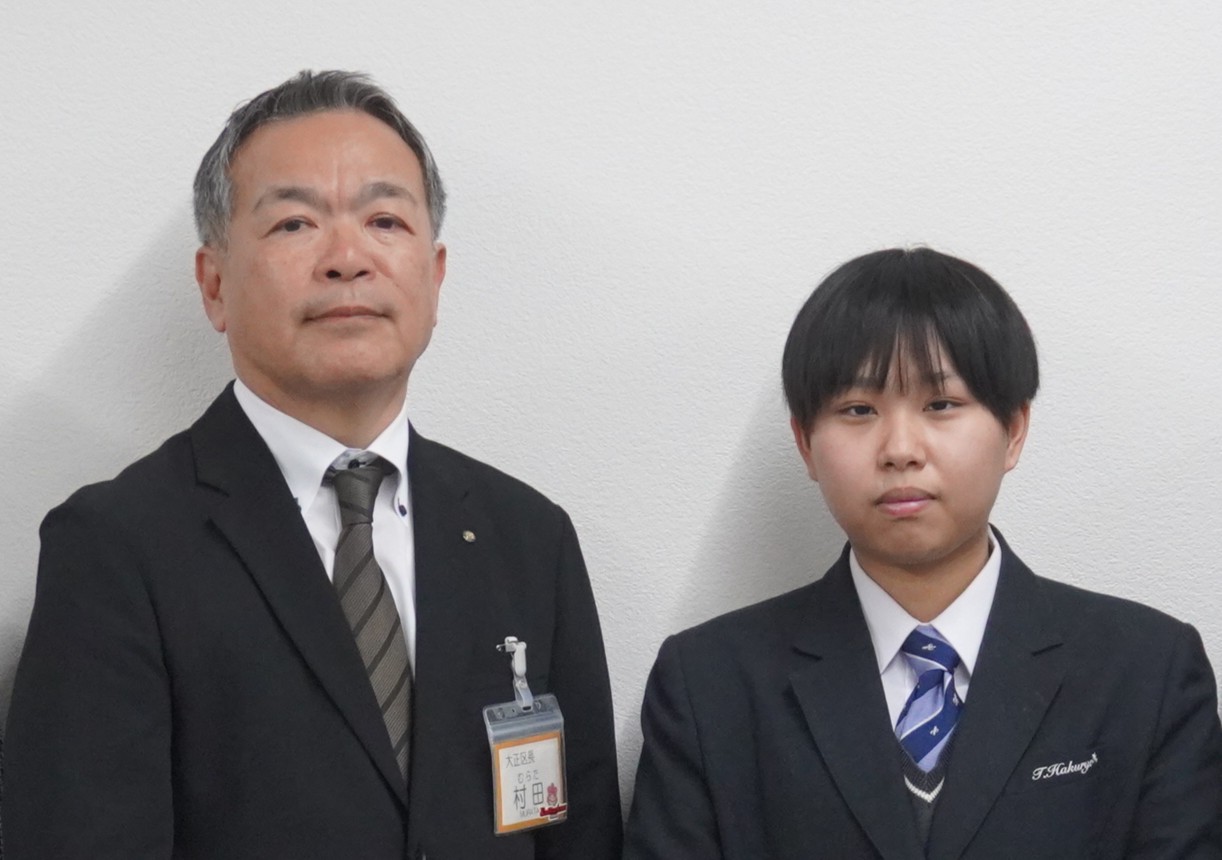 大正区長と田原さんが横に並んでいる
