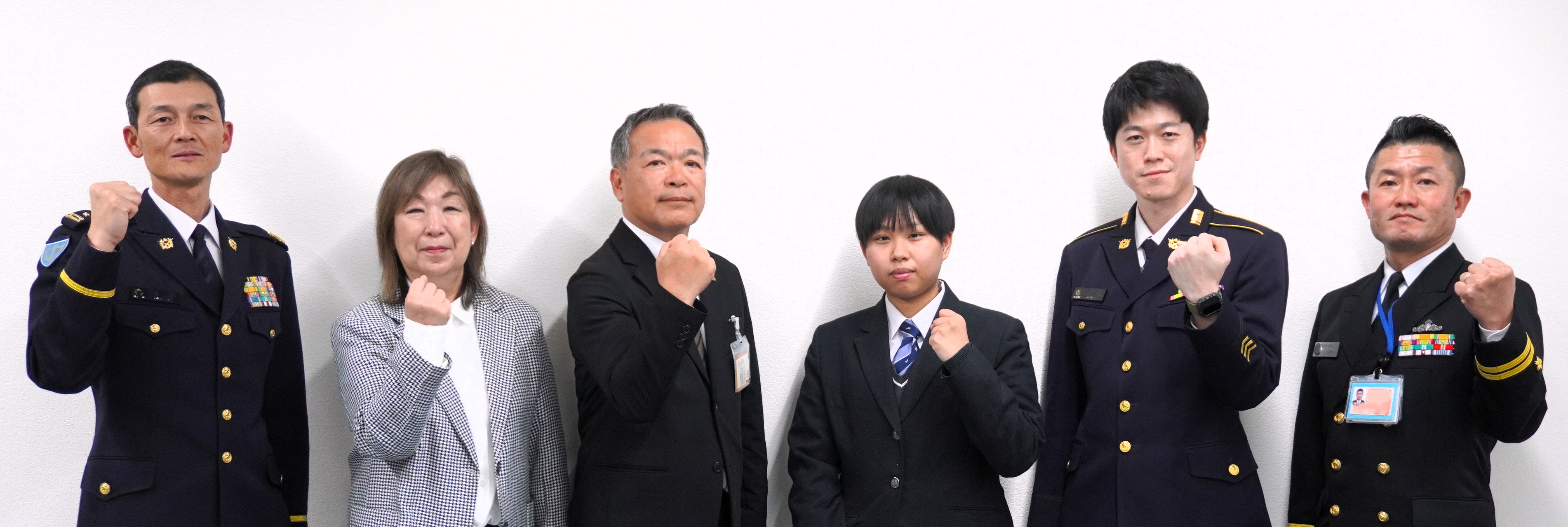 大正区長と田原さんを中心に、陸上自衛隊の広報担当の方4名が並んでいる