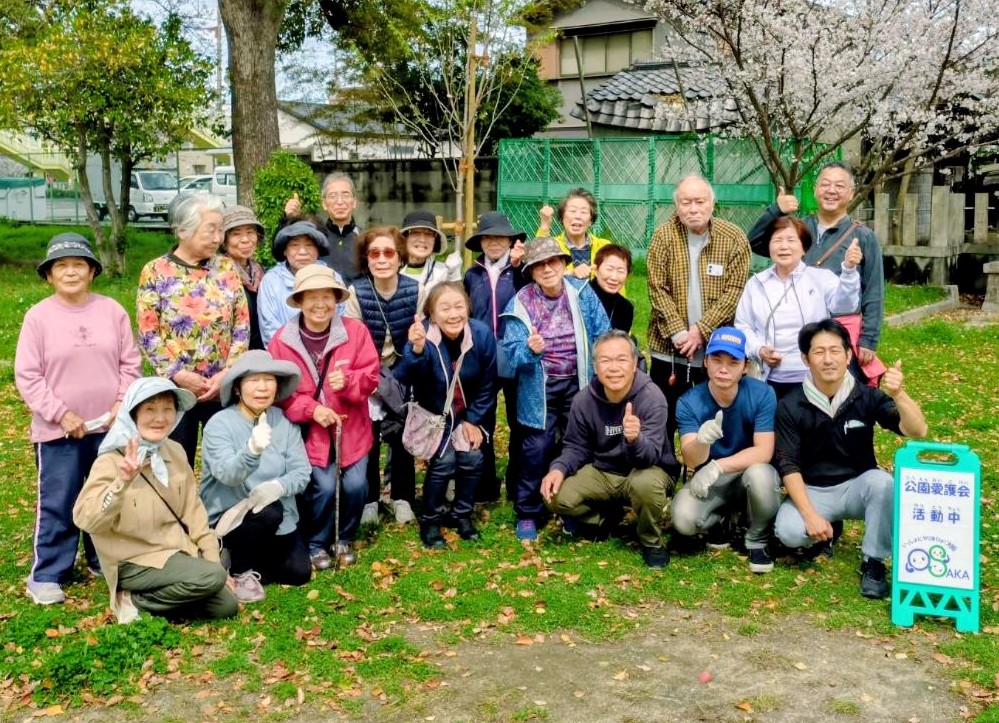 鶴町中央公園愛護会のみなさんと大正区長との集合写真