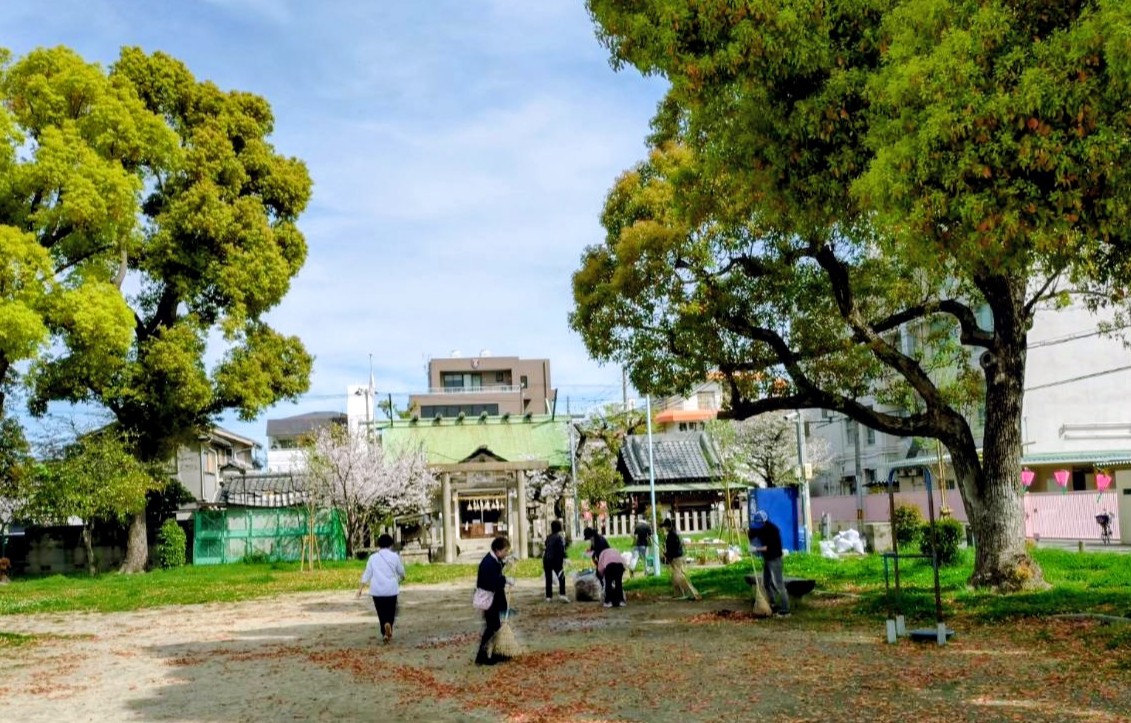 広い公園をみんなで手分けしてごみ拾いをしている様子
