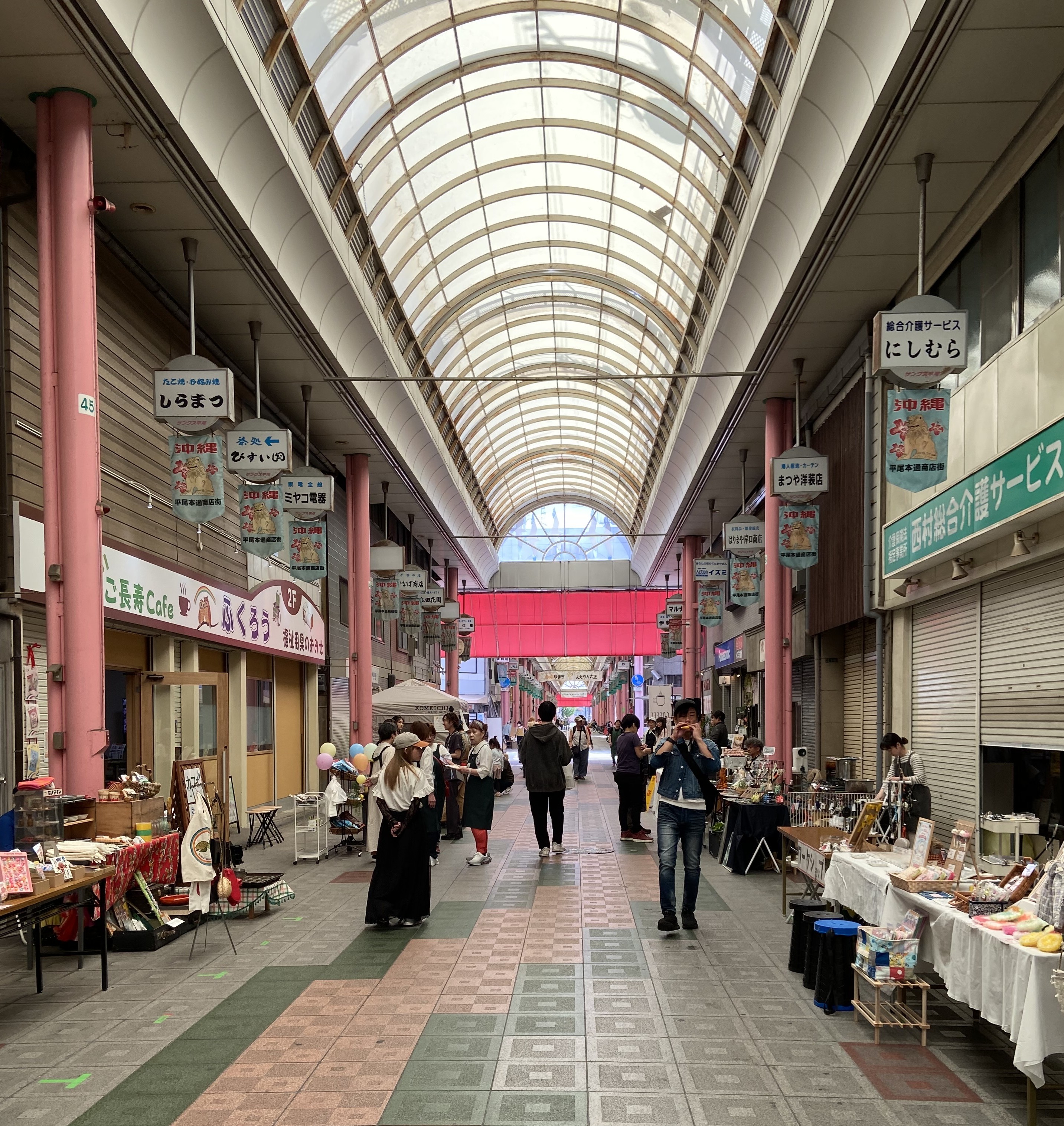 平尾本通商店街アーケード内でのヨザマルシェの様子を写した写真