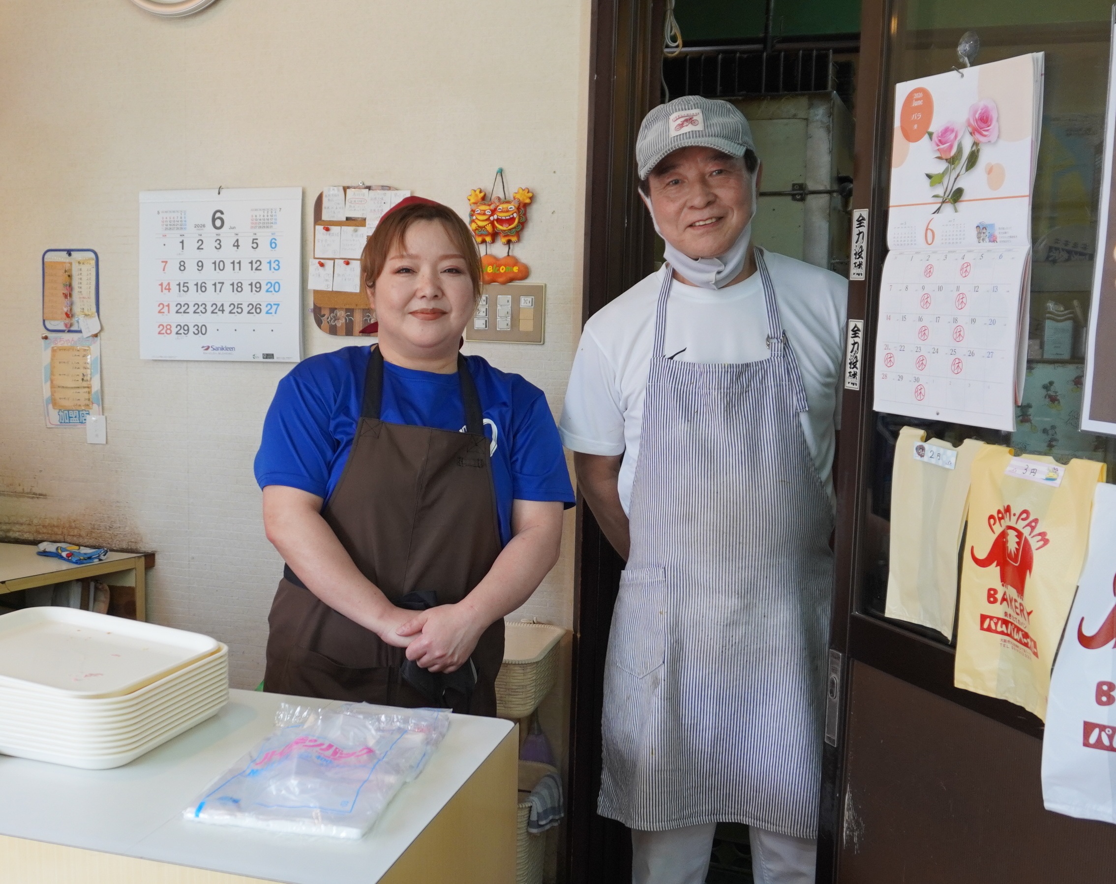 左側に店舗スタッフの女性、右側に茨さんが立っている写真