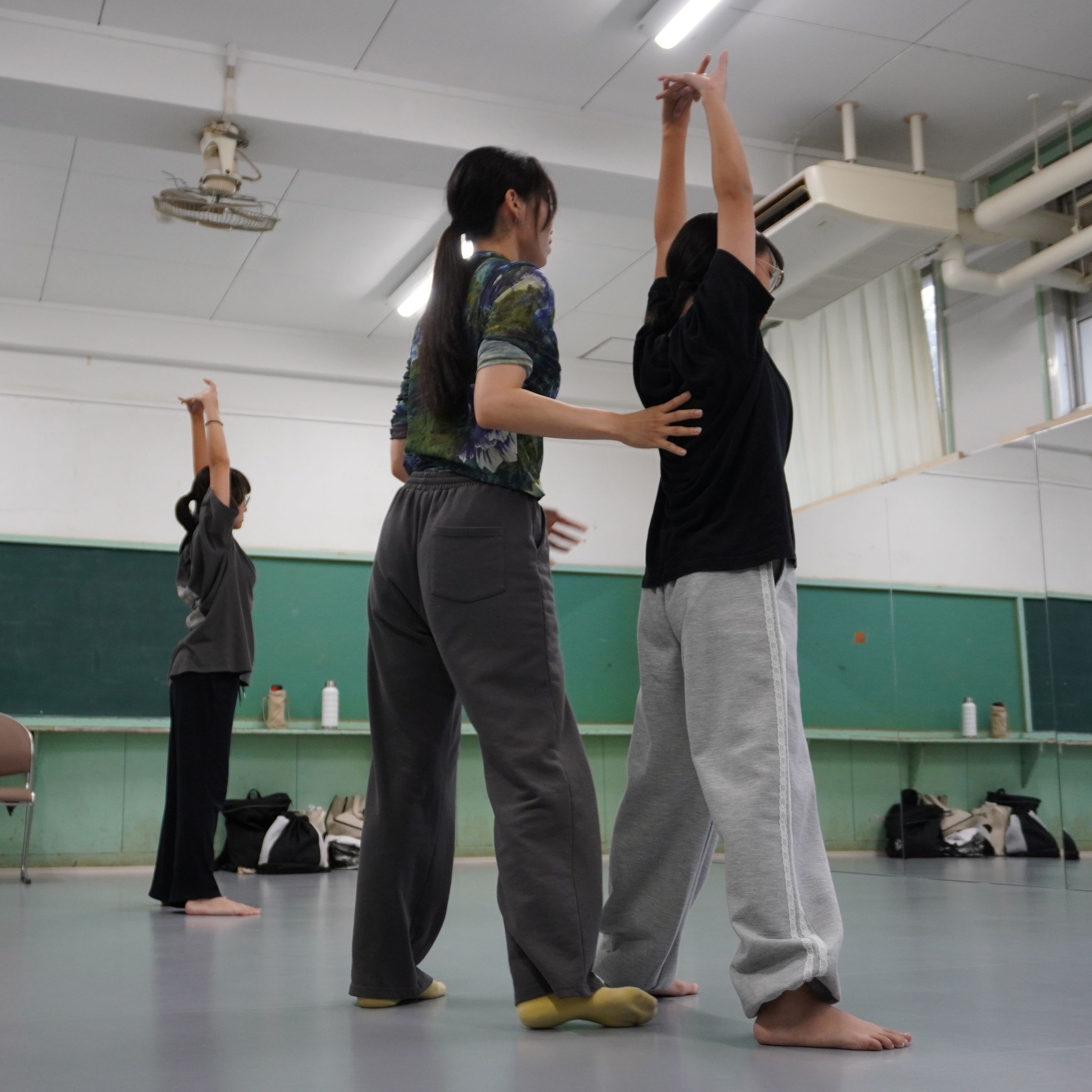 生徒二人がダンス指導を受けているう様子