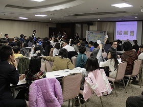 各チームが番号札で回答します。