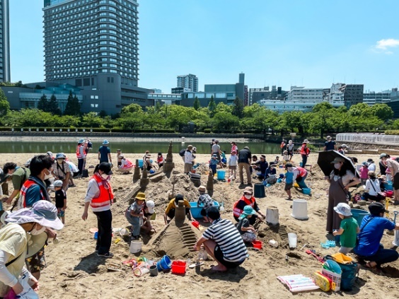 親子で楽しむ砂場遊びひろば1