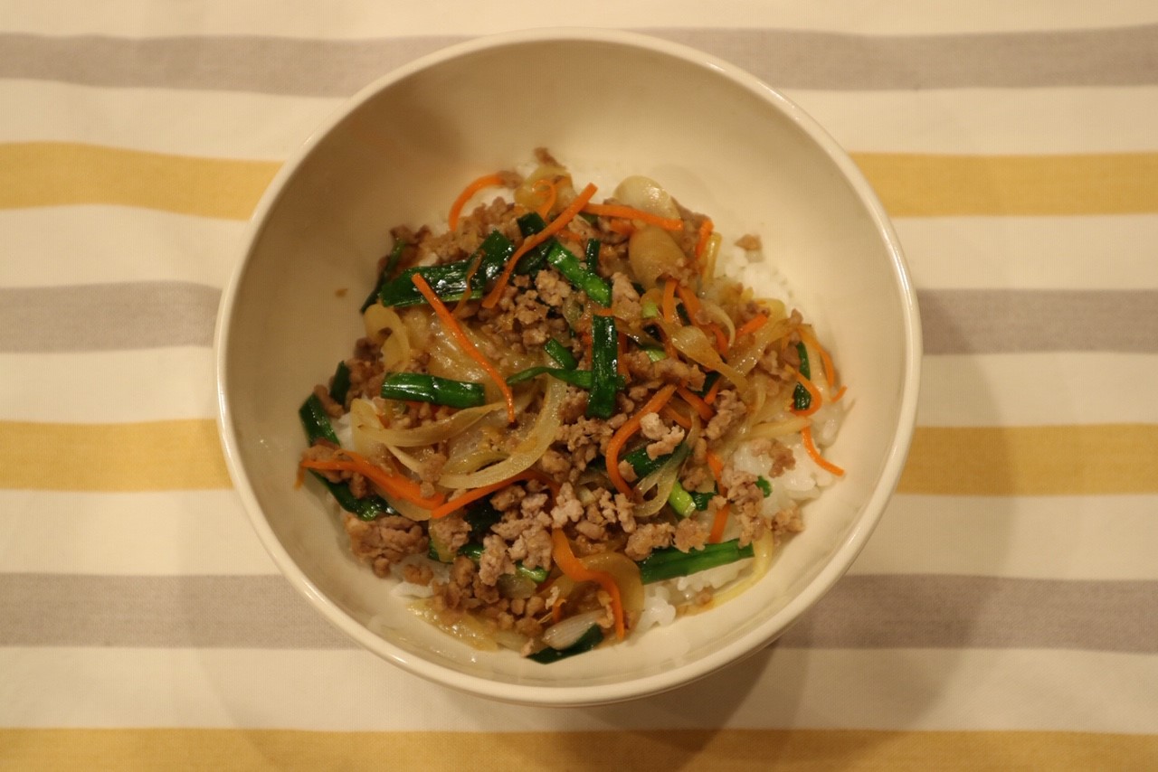 豚ひき肉とにらのそぼろ丼
