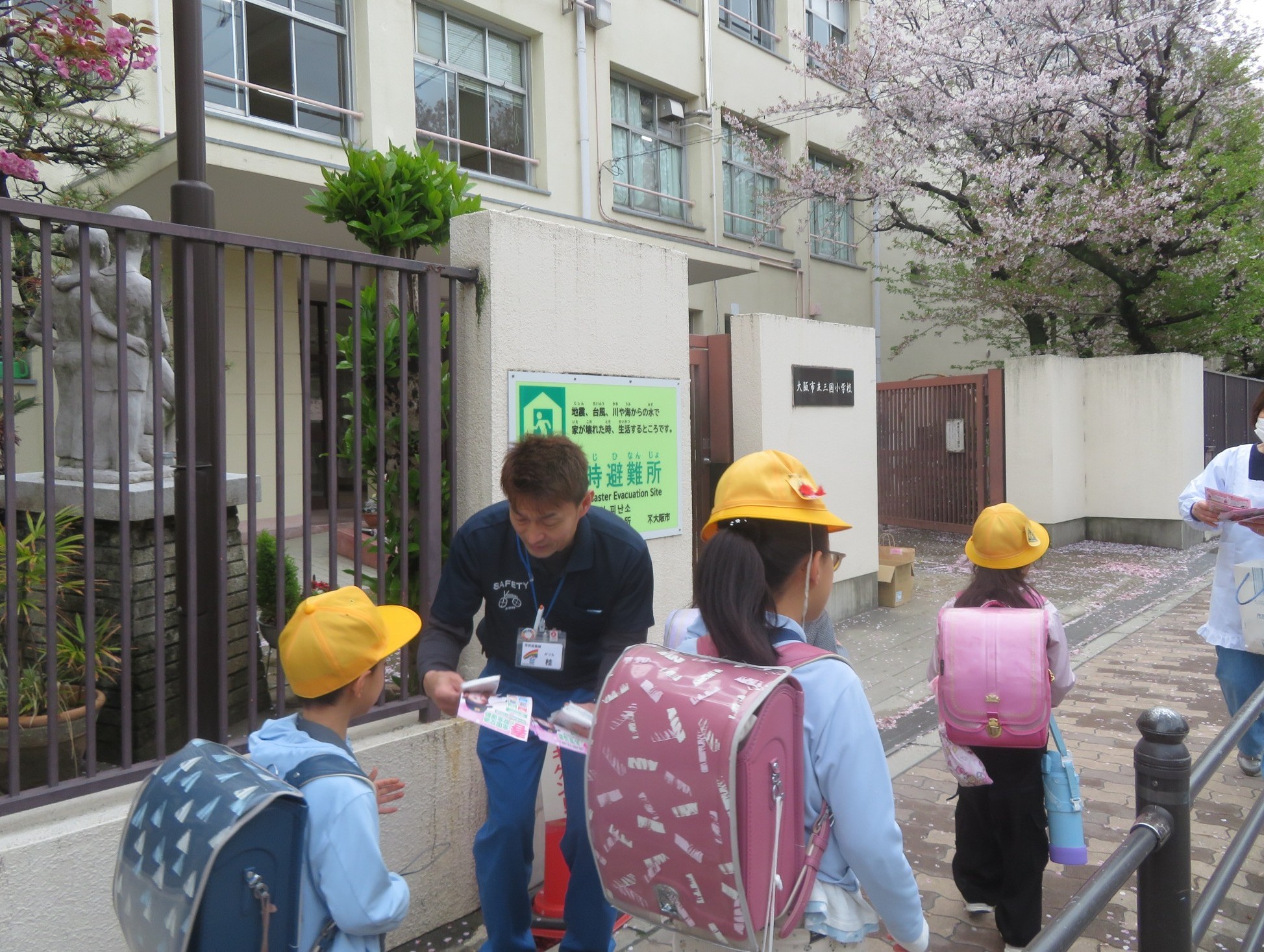 小学校前で啓発の写真