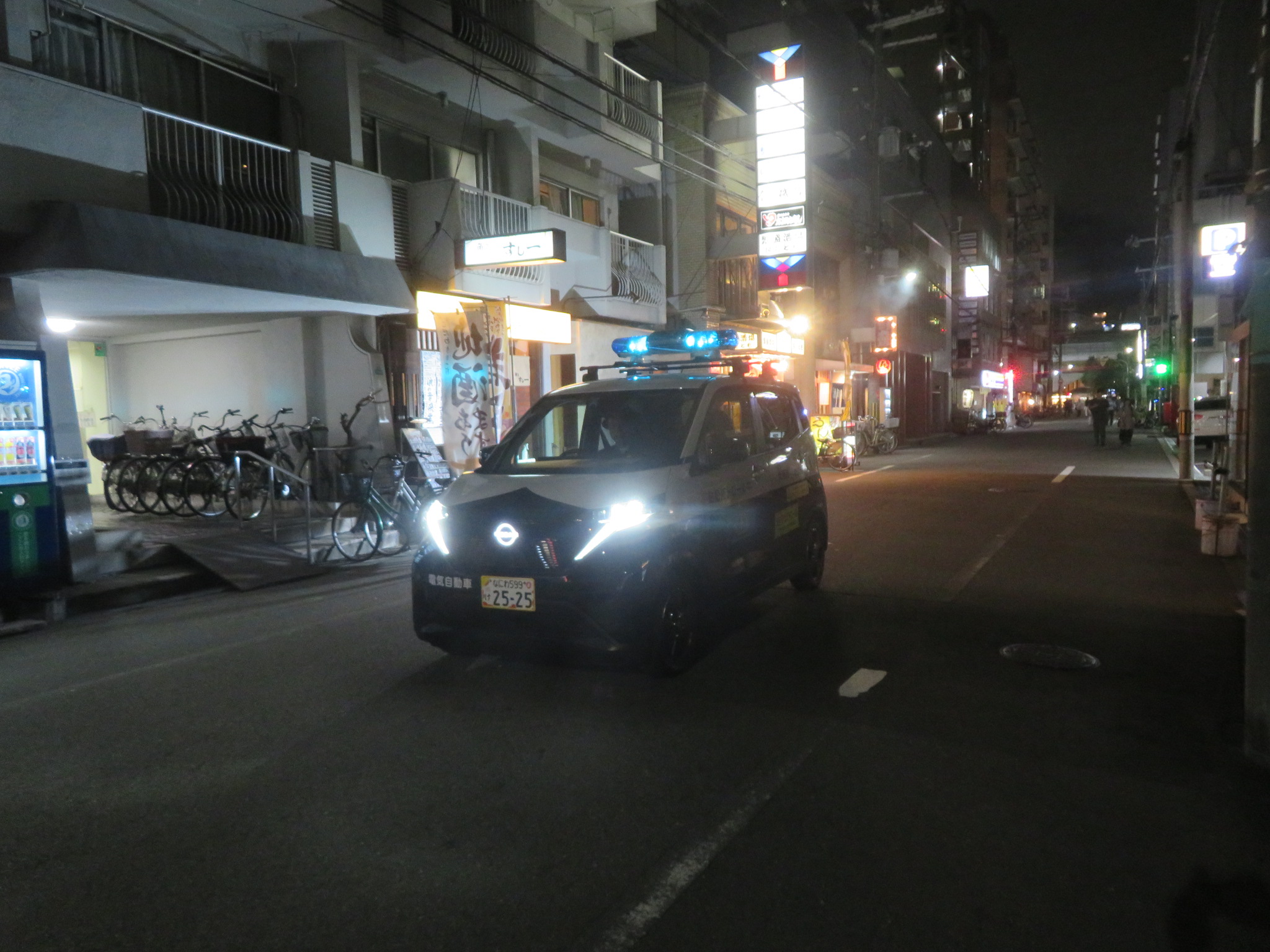 夜間の青パト写真