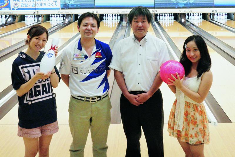レーンに立つ、そとばこまちの佐藤さん、横路さんとイーグルボウルの小川支配人、河津プロ