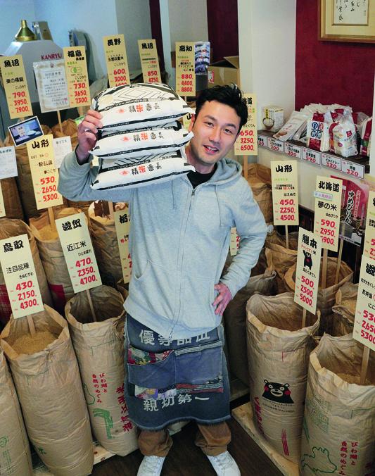 米袋を肩に担ぐ敏広さん