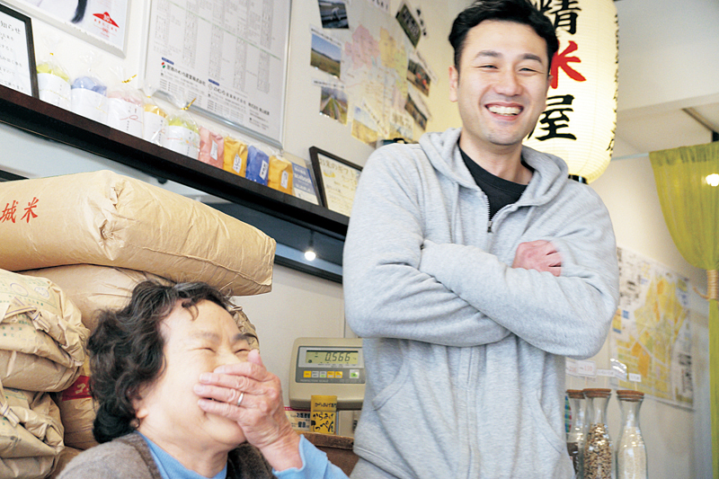 お客さんと談笑する敏広さん
