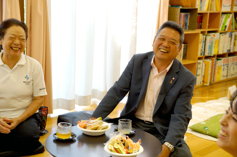 里親サロンで談笑する梅原さん