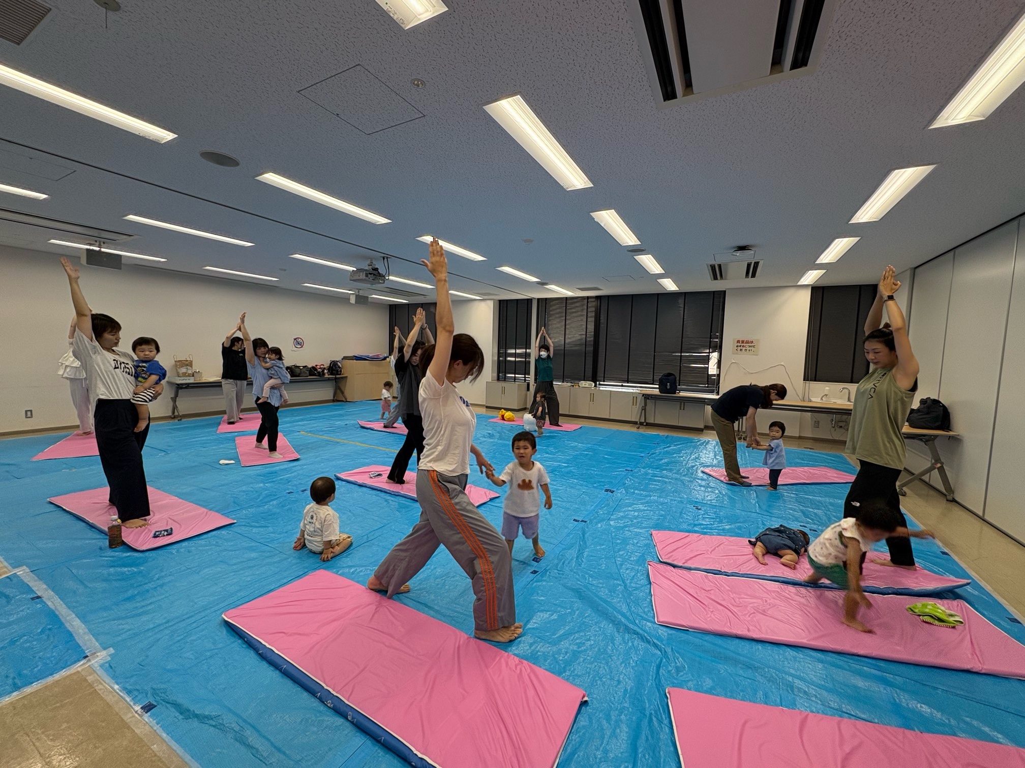 おやこヨガに参加している様子