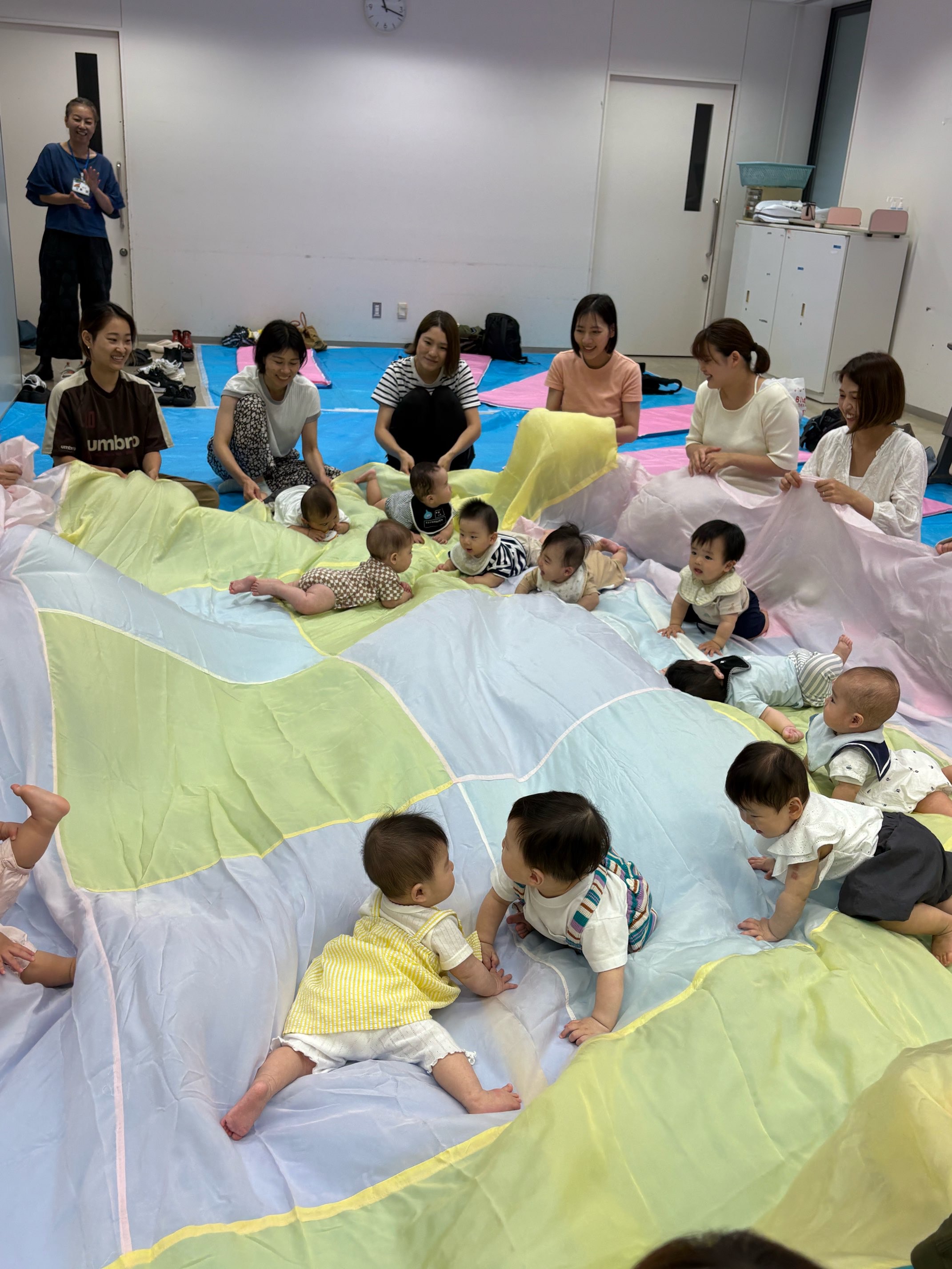 ゆめちゃん☆ハッピールームに参加し楽しんでいる親子
