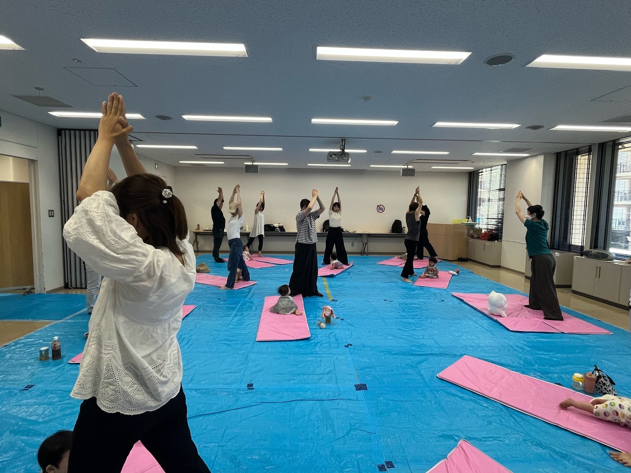 親子ヨガに参加し楽しんでいる親子