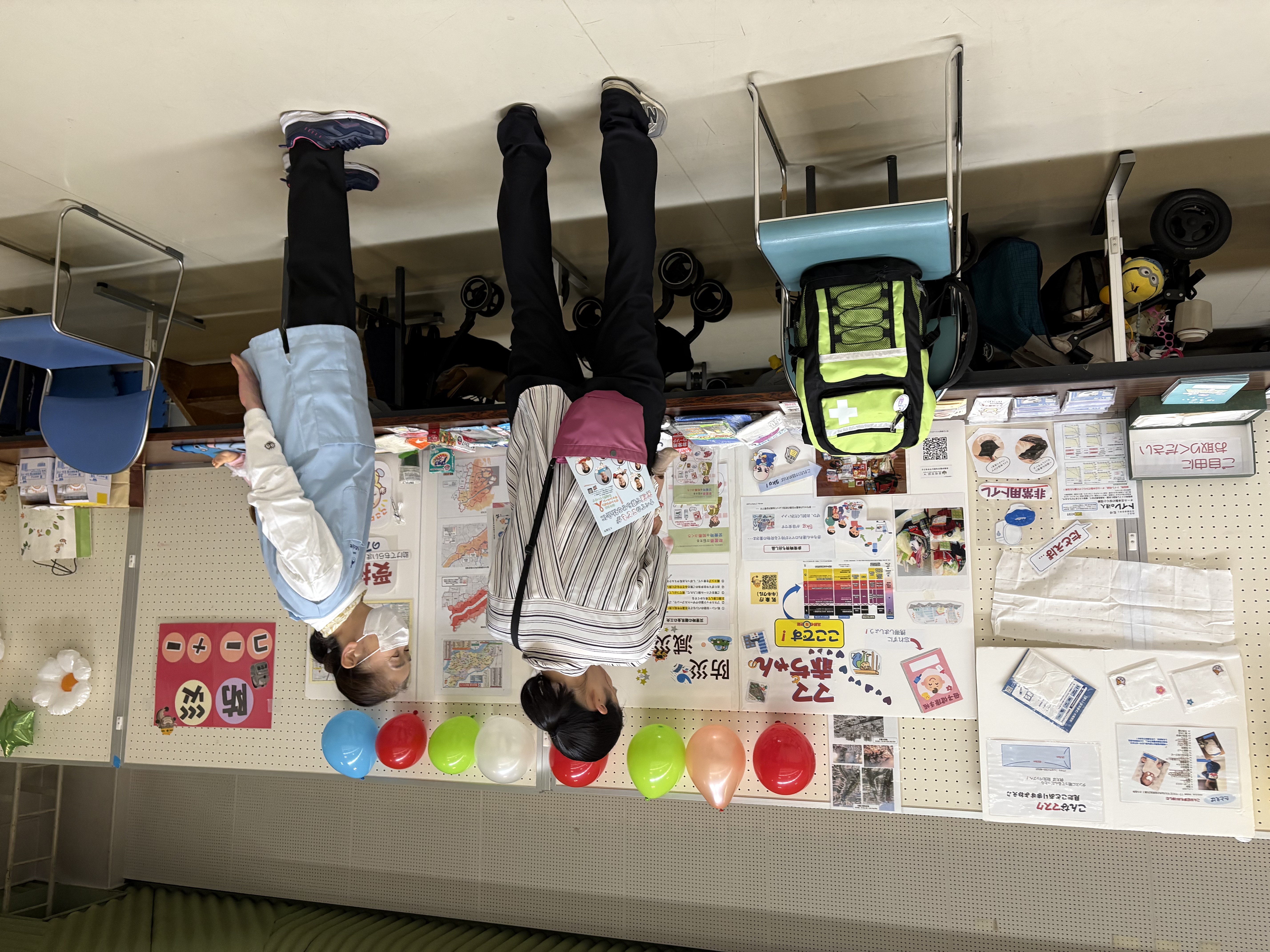 防災コーナーの展示を見ている保護者