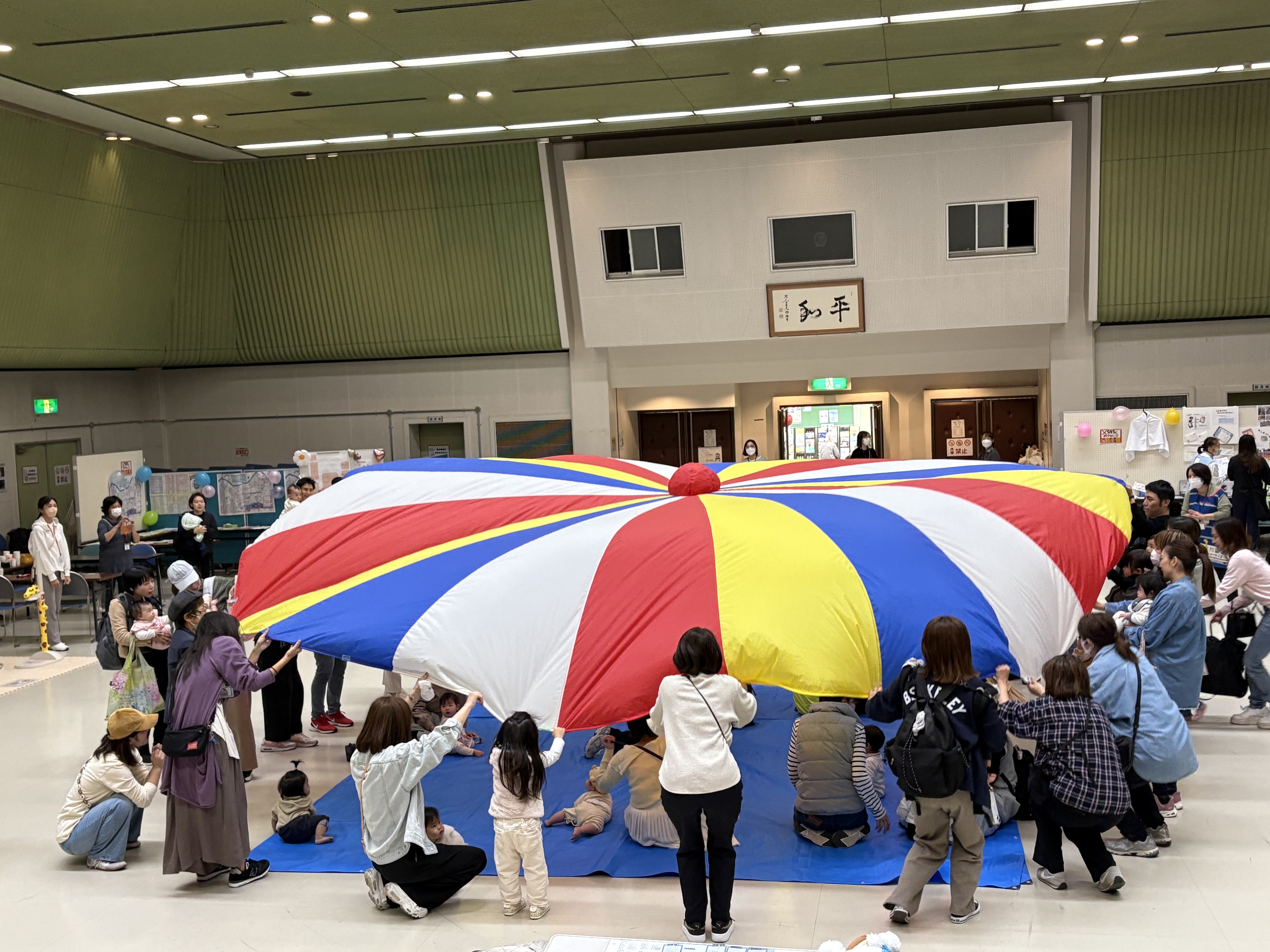 パラバルーンで遊んでいる親子