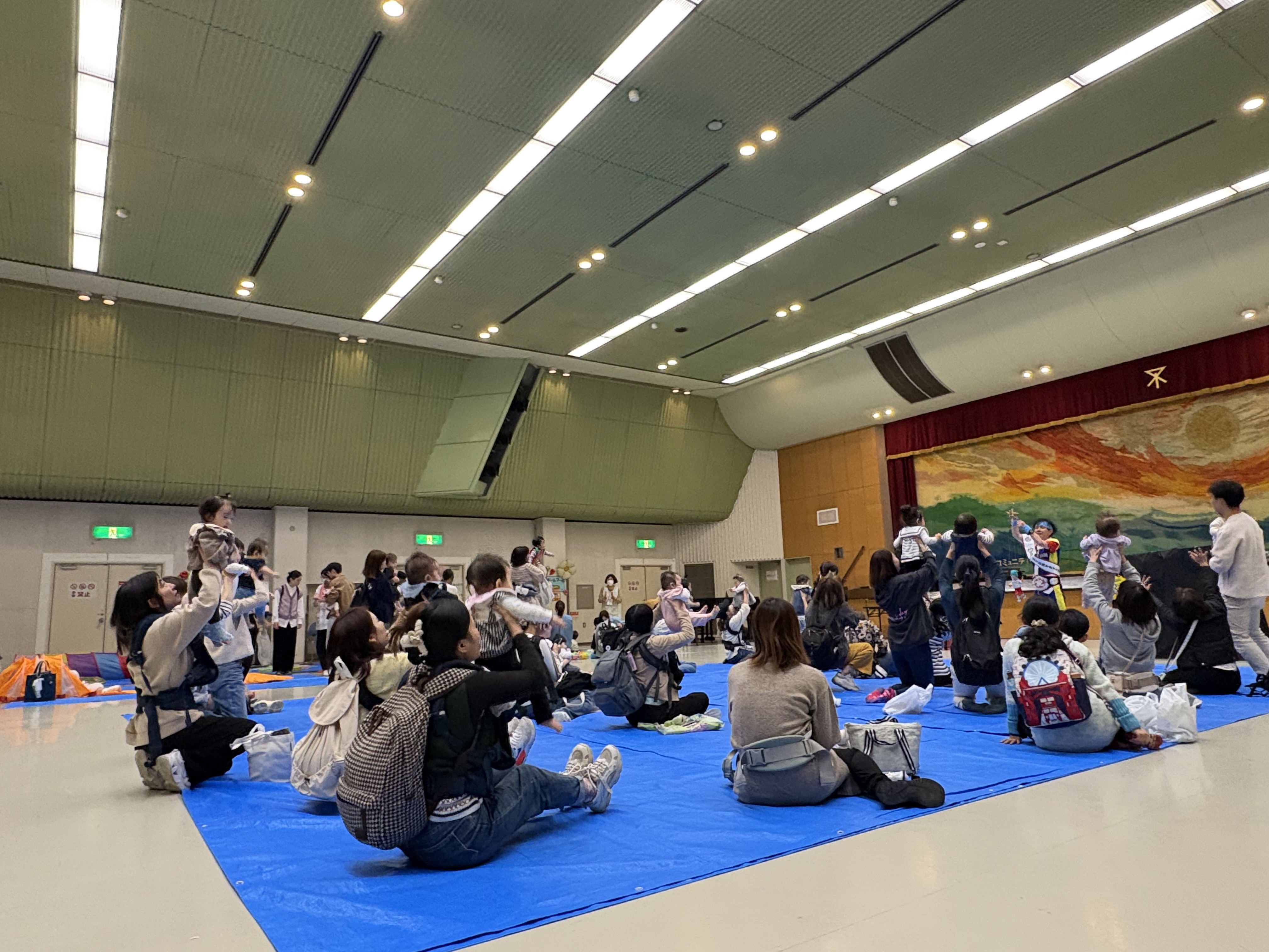 ふれあいあそびを楽しんでいる親子