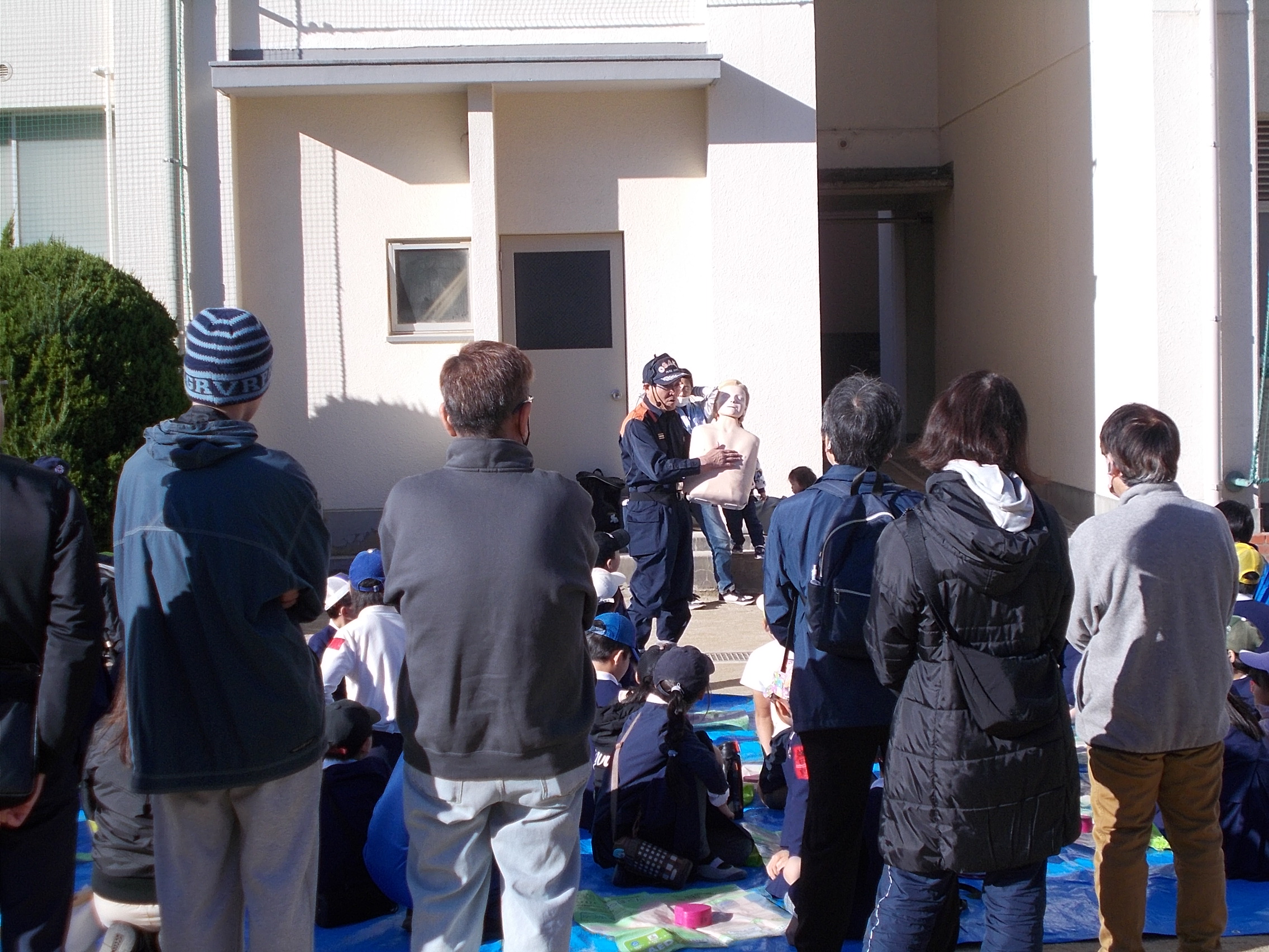 胸骨圧迫訓練の様子