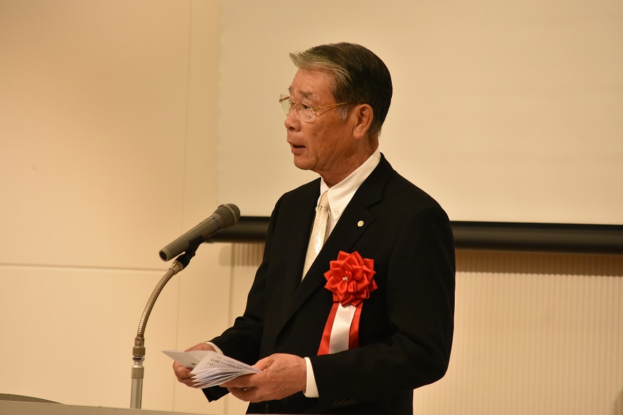 三前栄氏