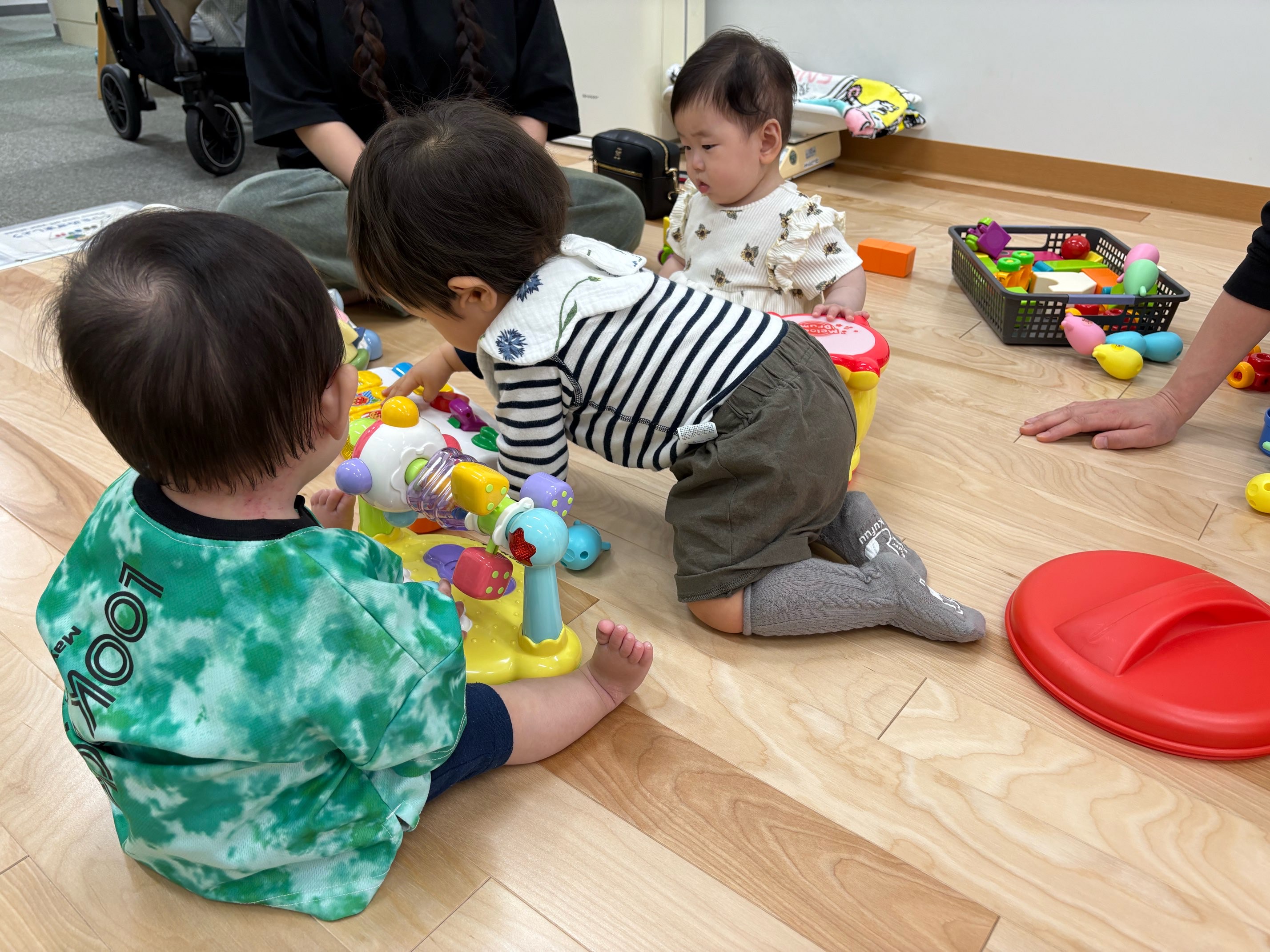 おもちゃで遊ぶこども