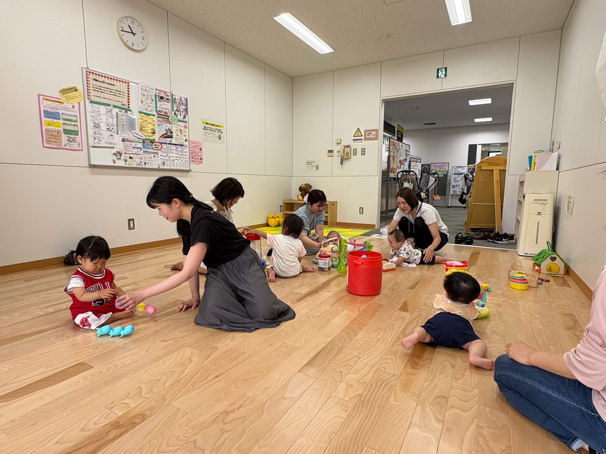おもちゃで遊ぶおやこ