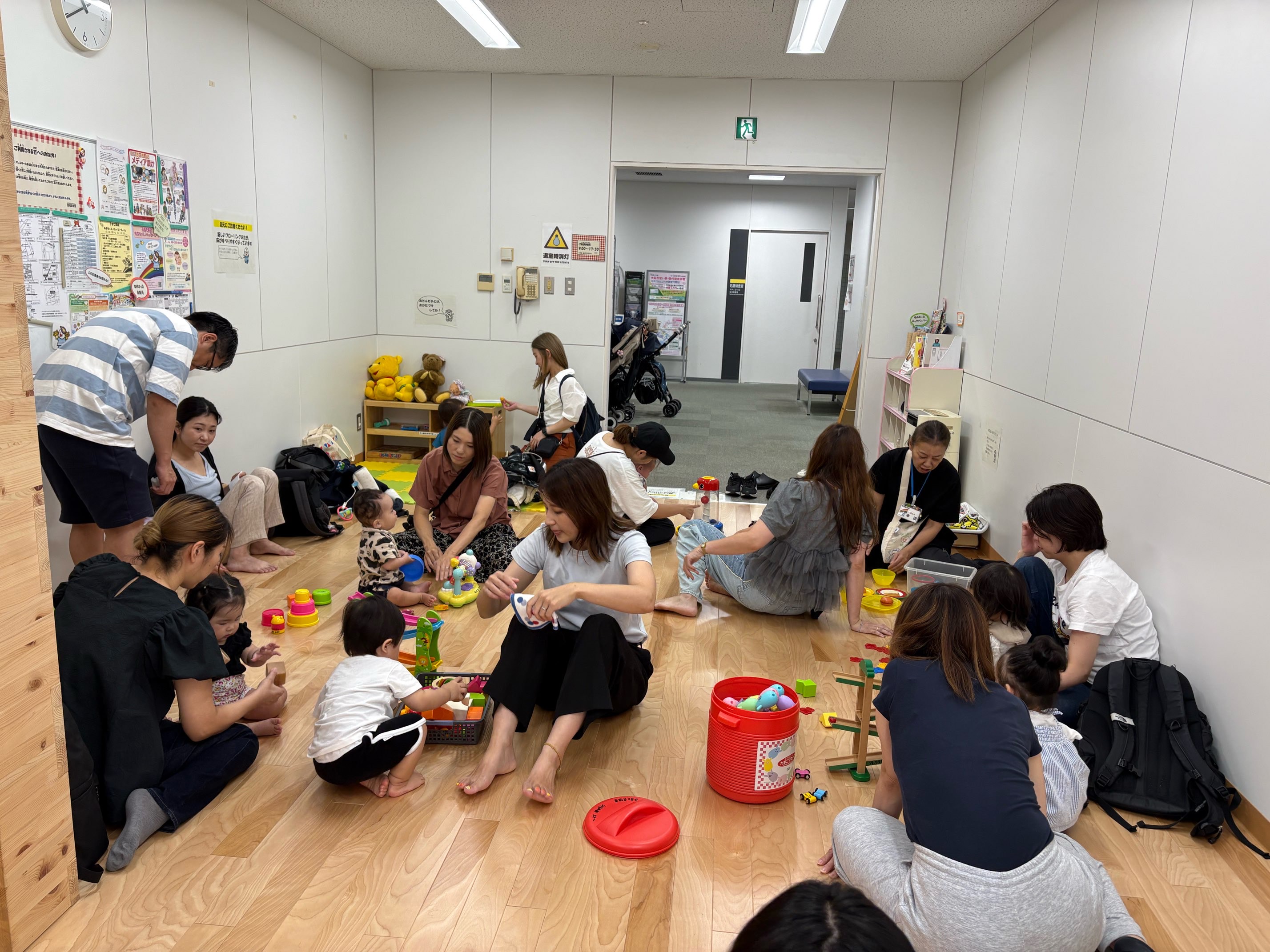 おもちゃで遊んでいる親子