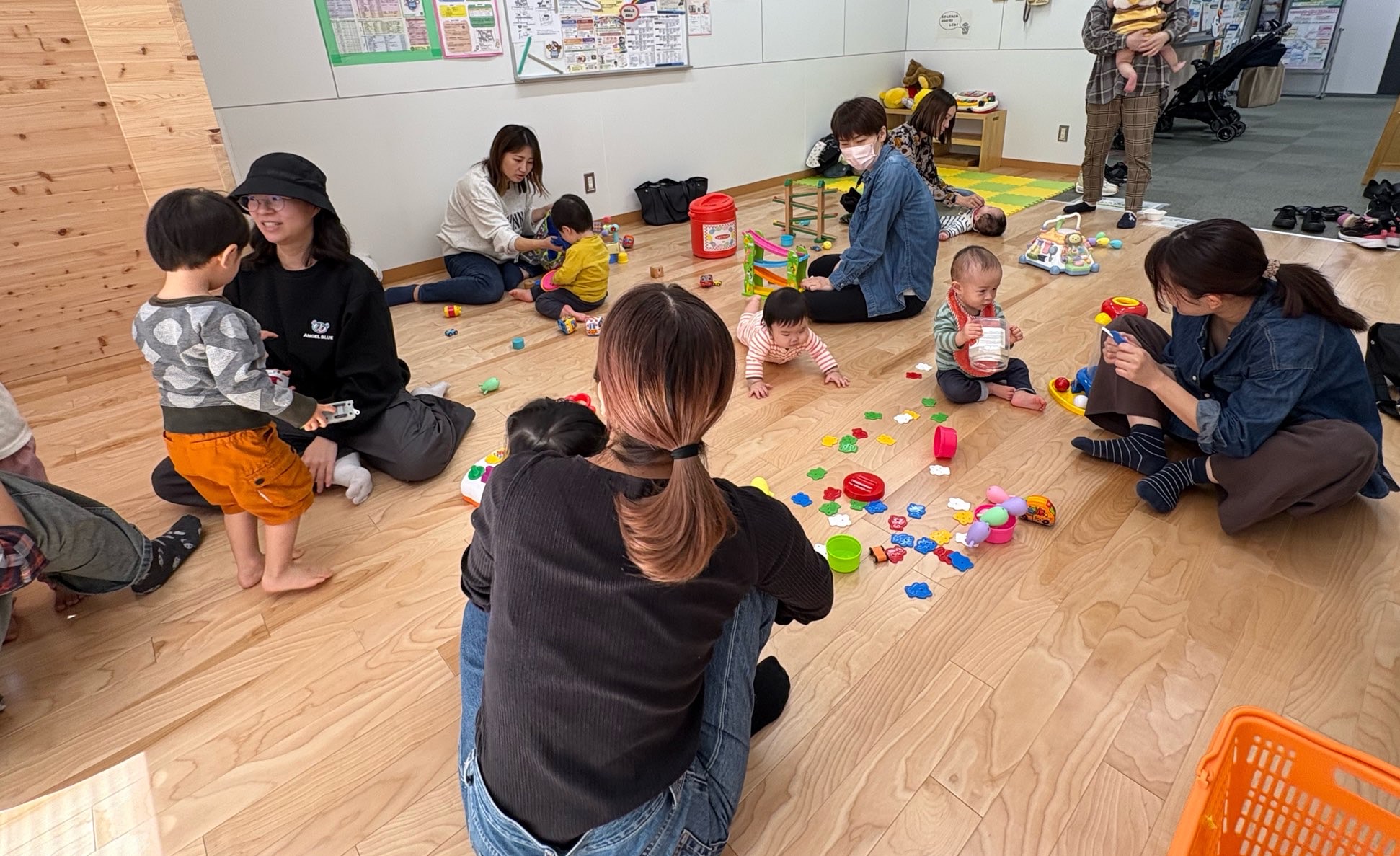 おもちゃで遊んでいる親子