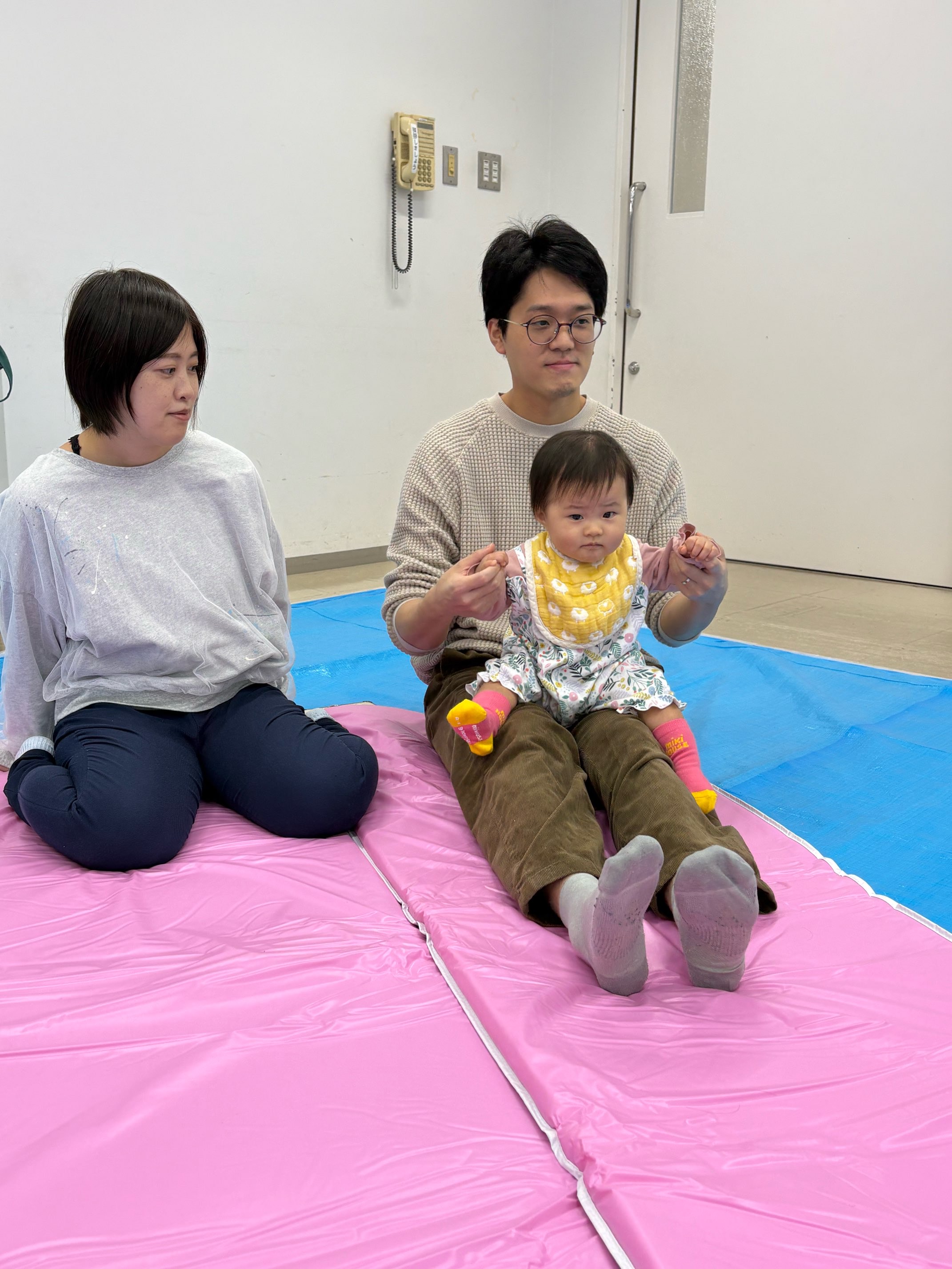 ふれあいあそびをしている父母子