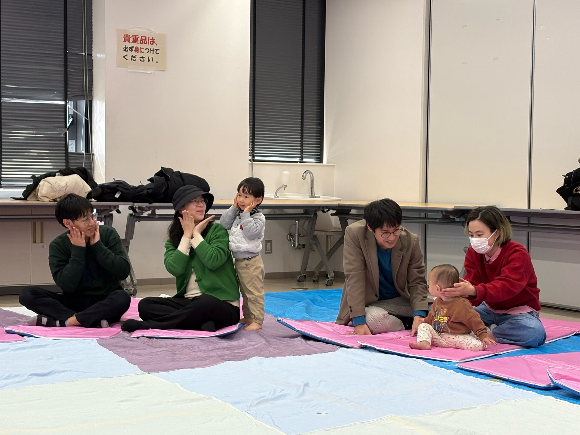 ミュージック・ケアに参加している2組の親子たち