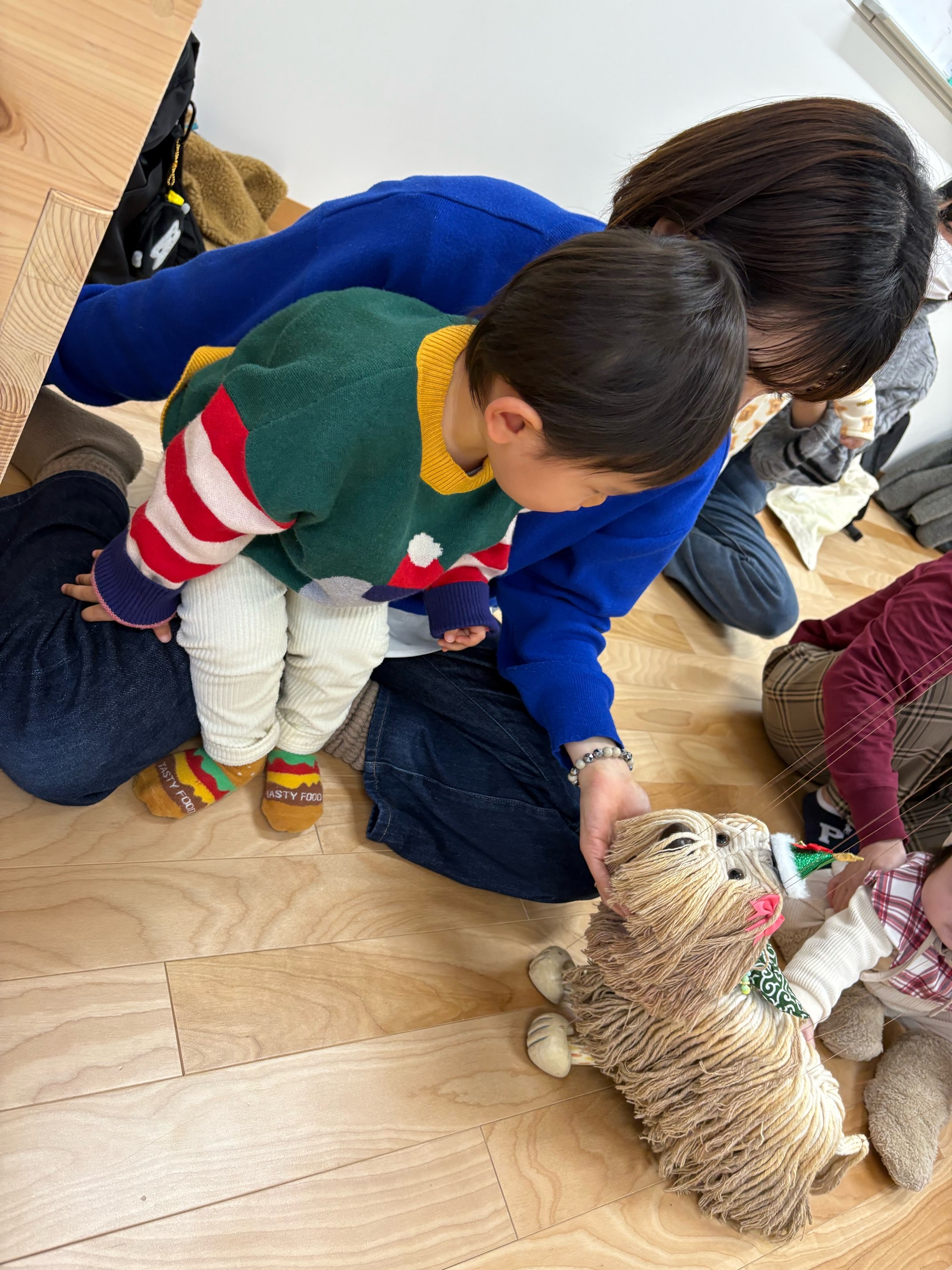 近寄ってきてくれたマリオネットの犬を触っている親子