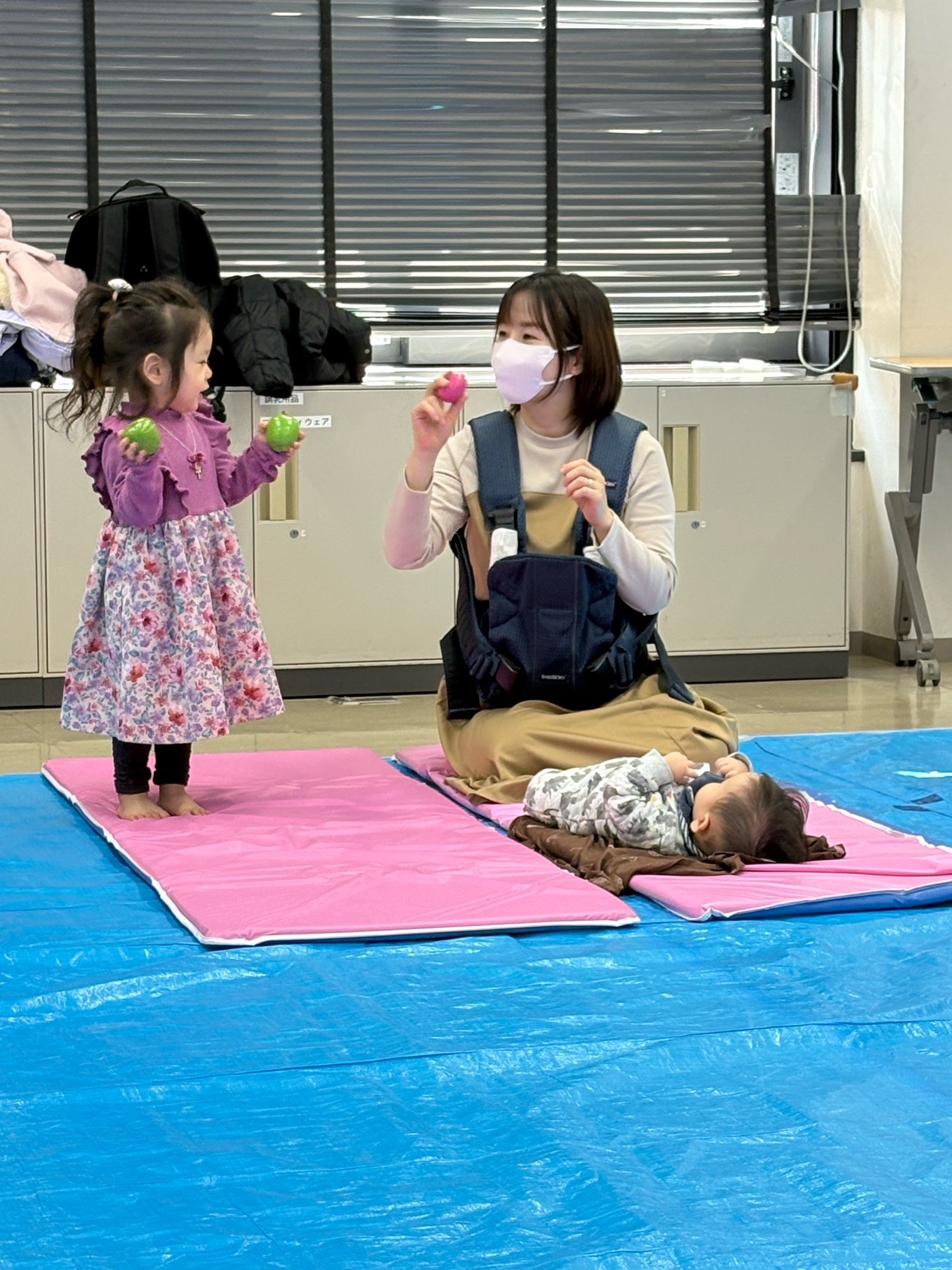 「きらら」という楽器を鳴らして遊んでいる親子