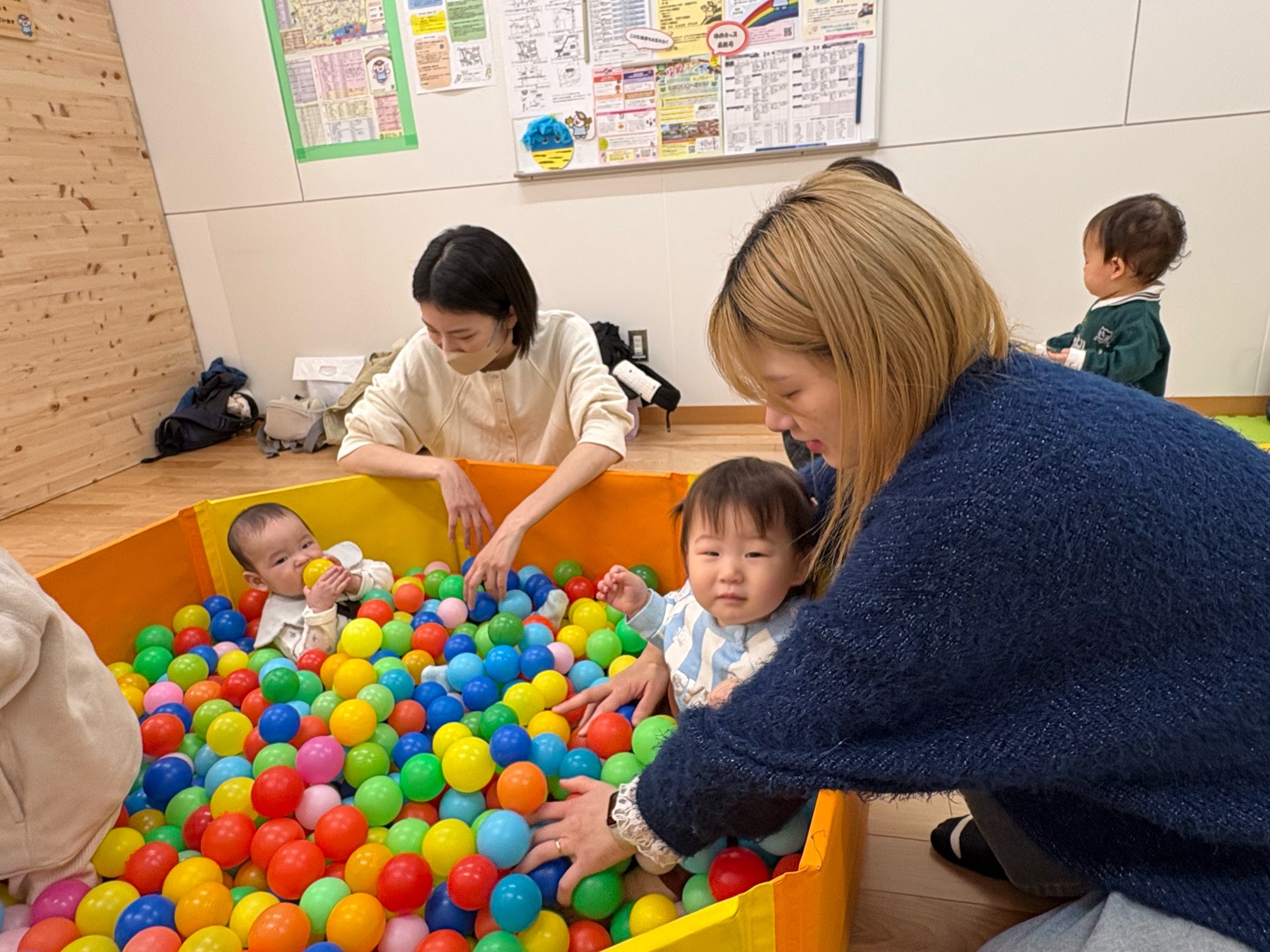 ボールプールで遊んでいる親子