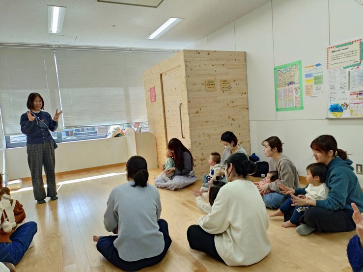 手あそびをしている親子