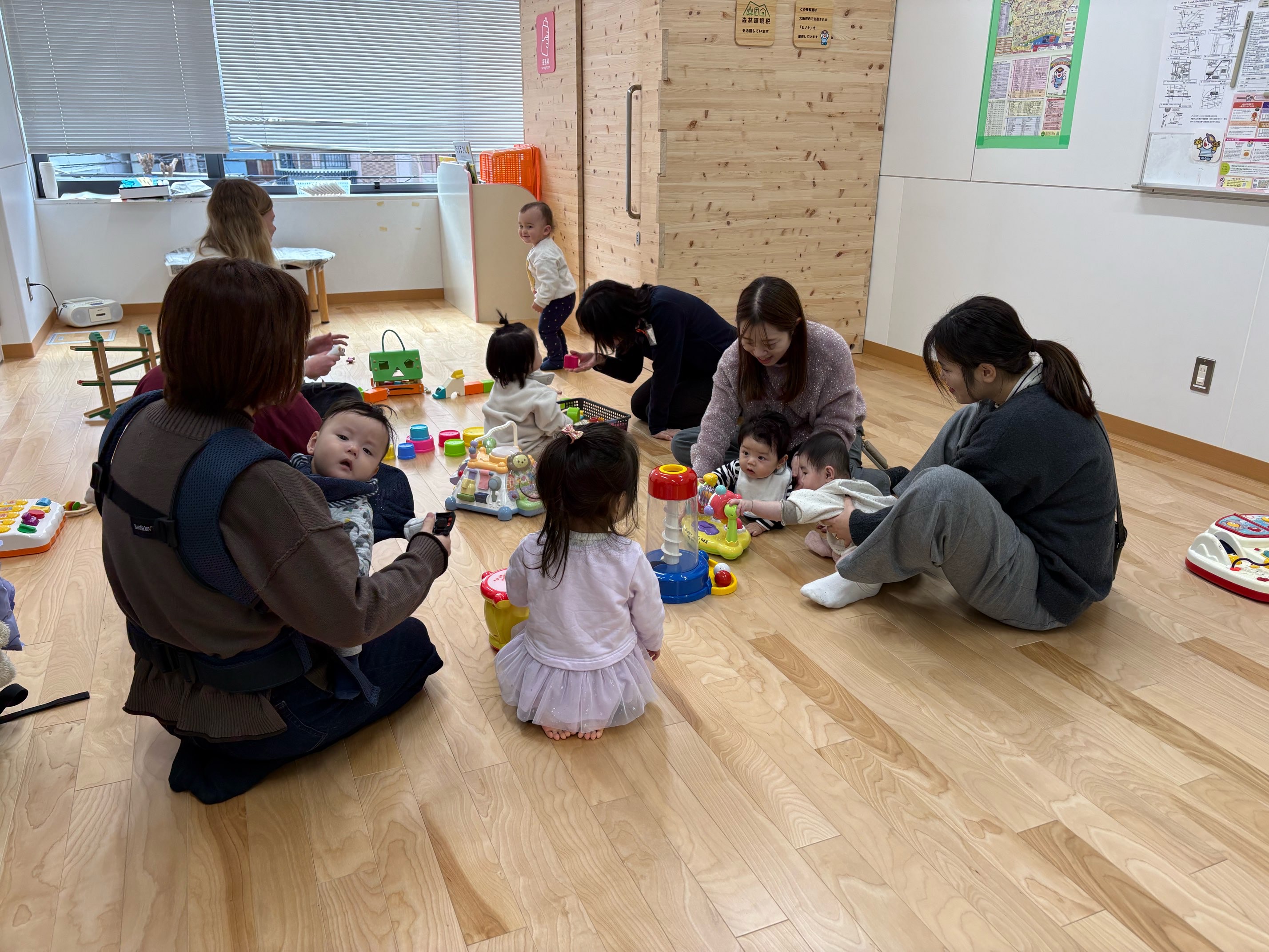 おもちゃで遊んでいる親子