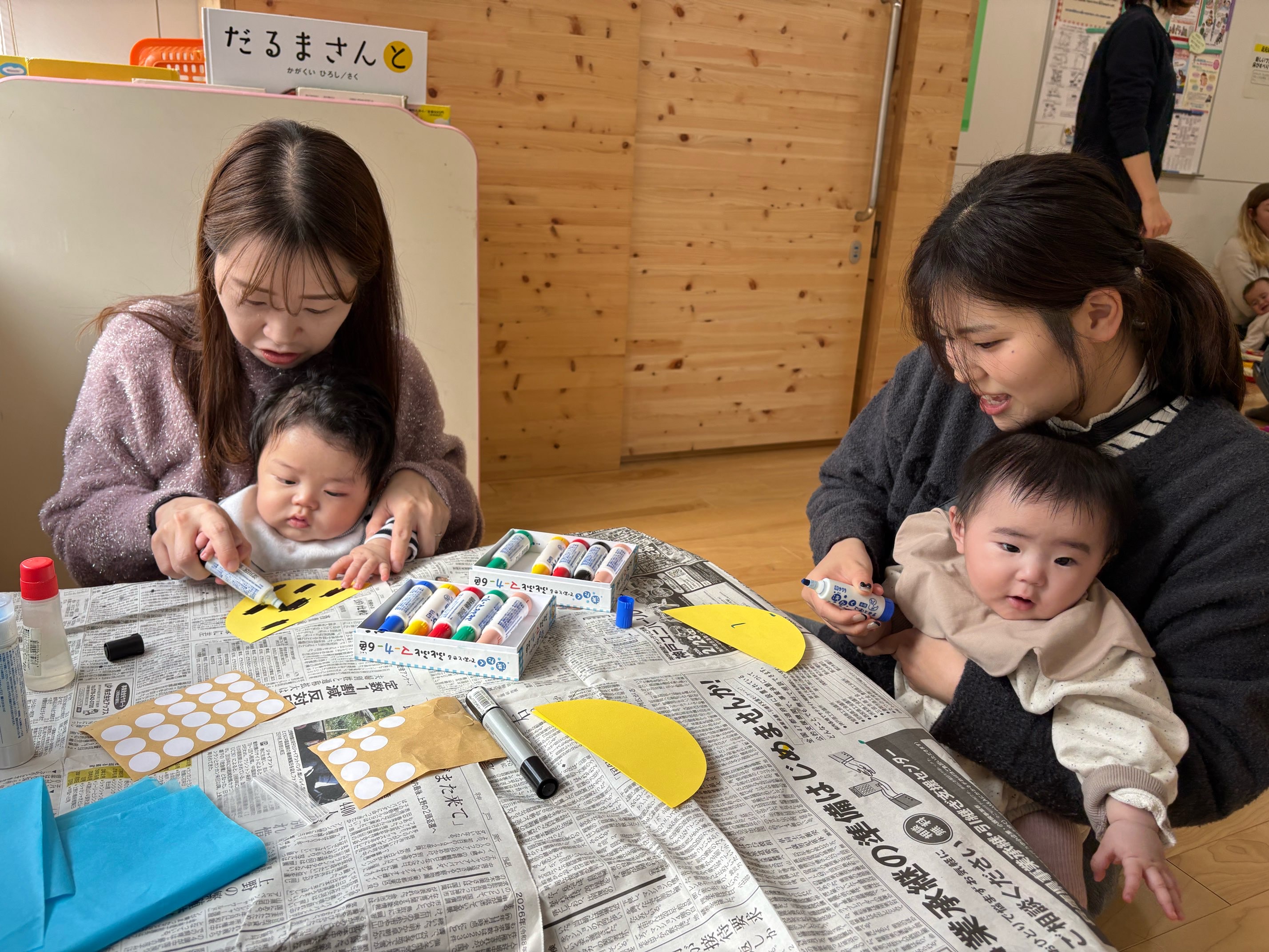 鬼の制作を楽しんでいる親子
