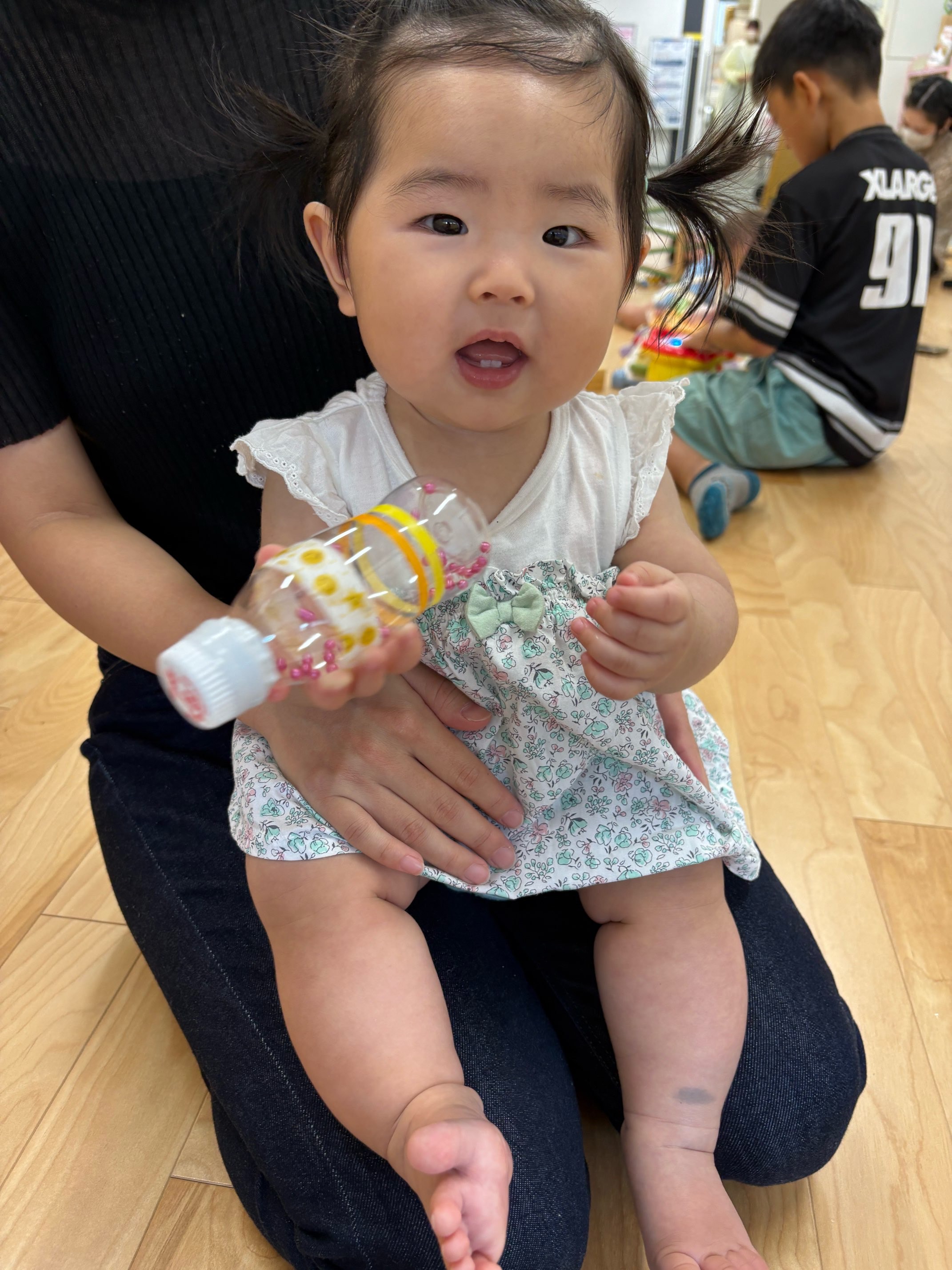 出来上がったマラカスに喜んでいる子ども