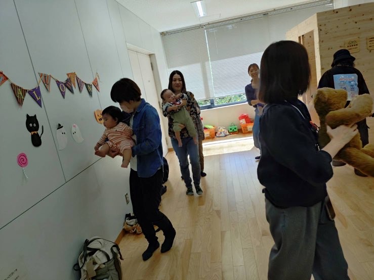 ふれあいあそびをしている親子