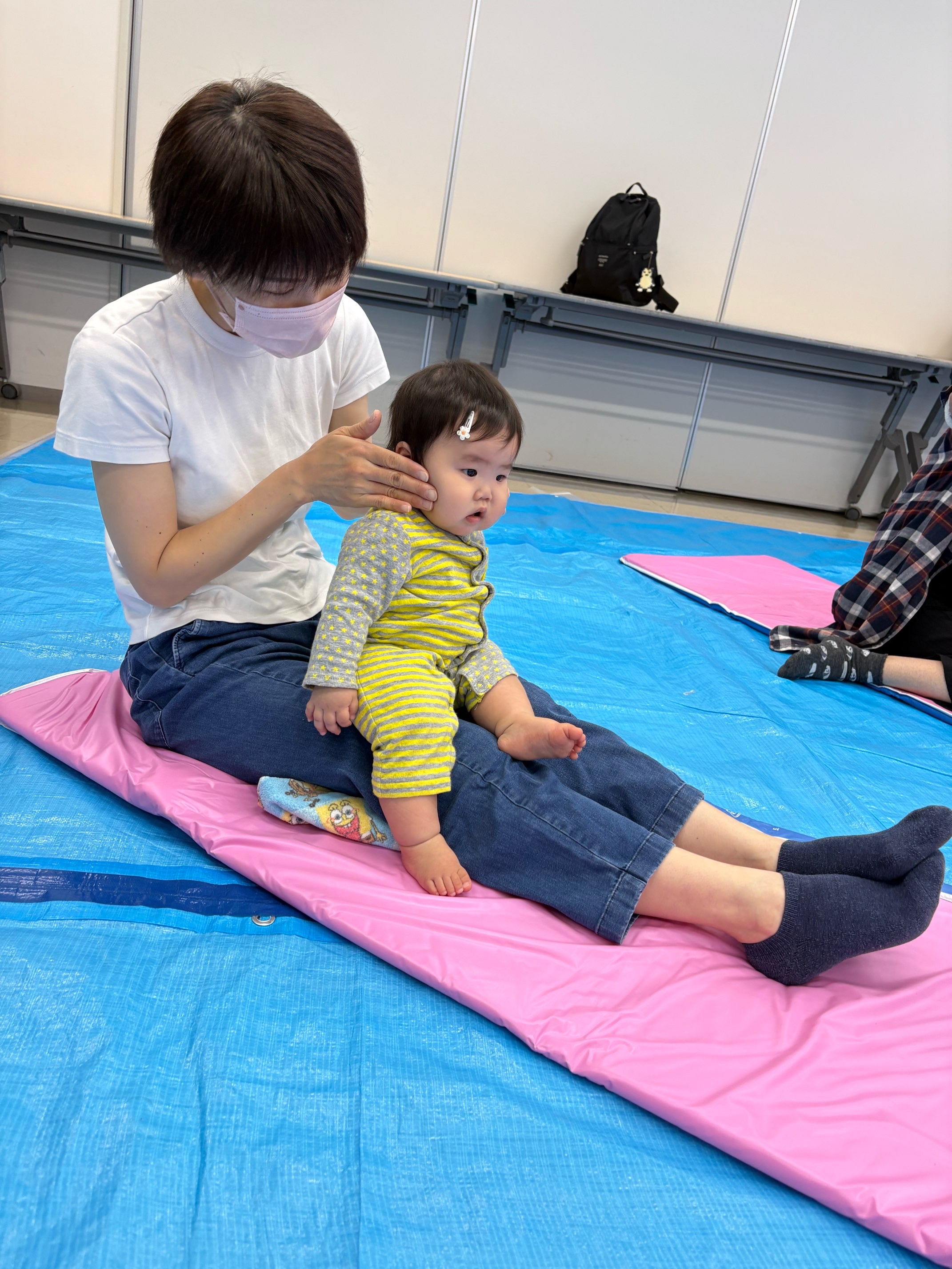 ふれあいあそびをしている親子