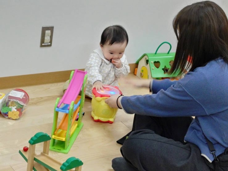 おもちゃで遊んでいる親子