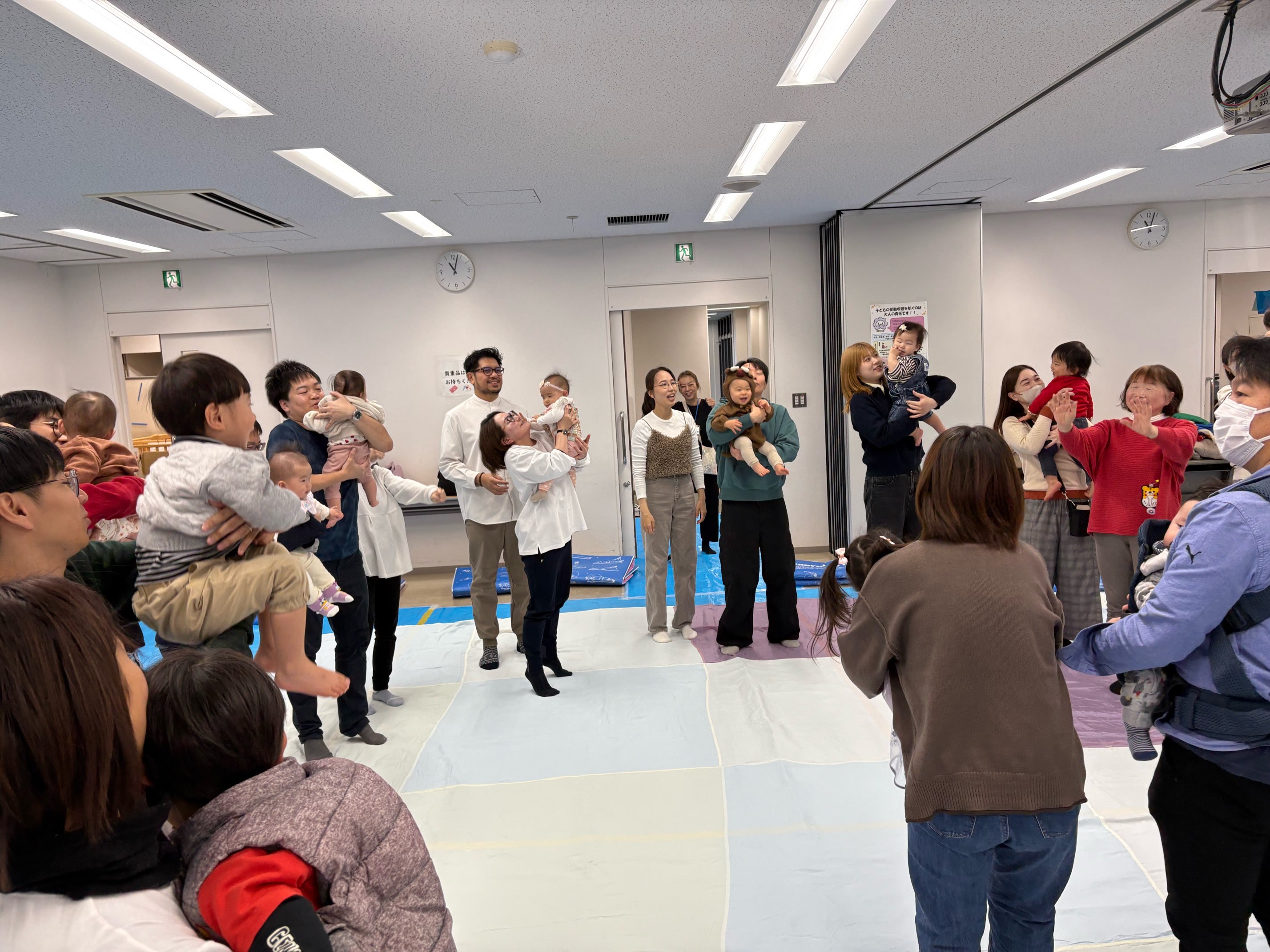 みんなで輪になり、音楽に合わせ歩いている様子