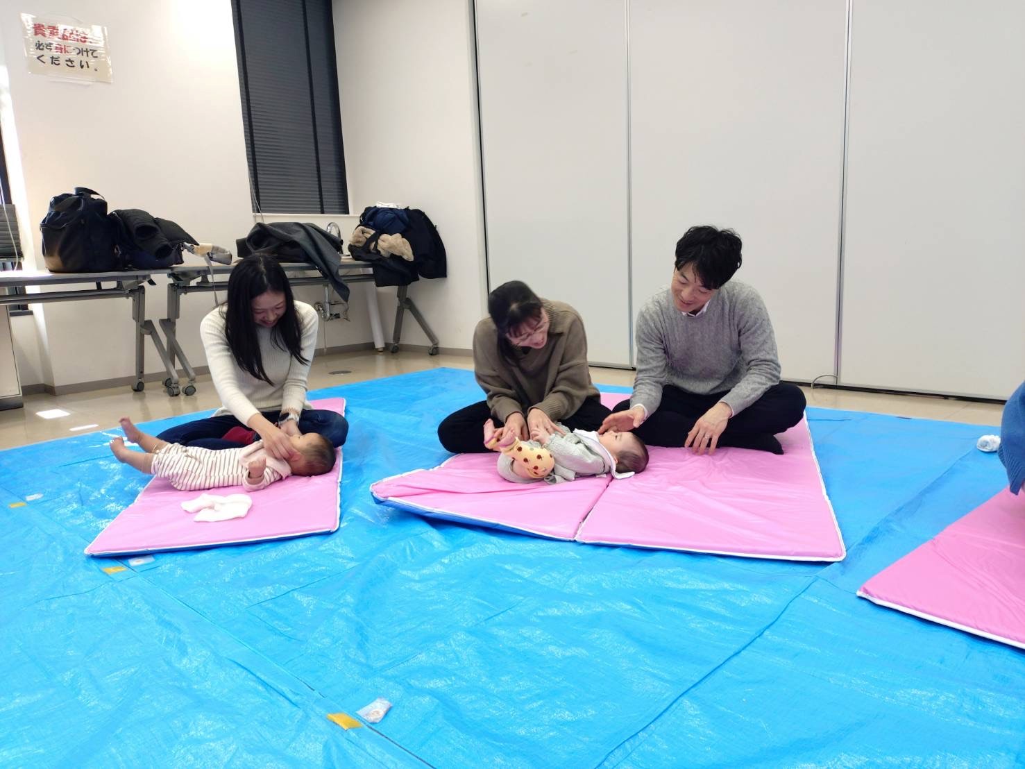 ふれあい遊びを楽しんでいる父母子