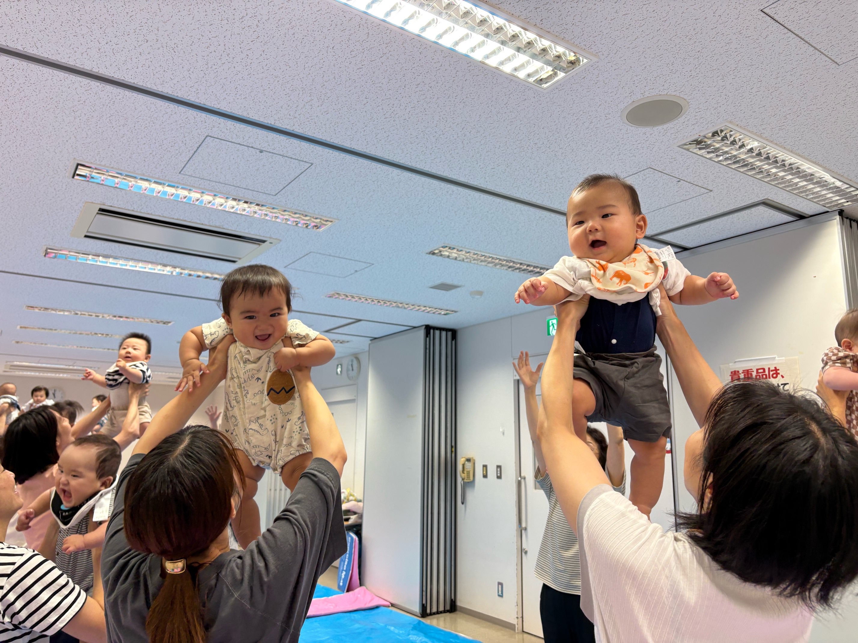 たかいたかいをしてもらい喜んでいる子どもたち