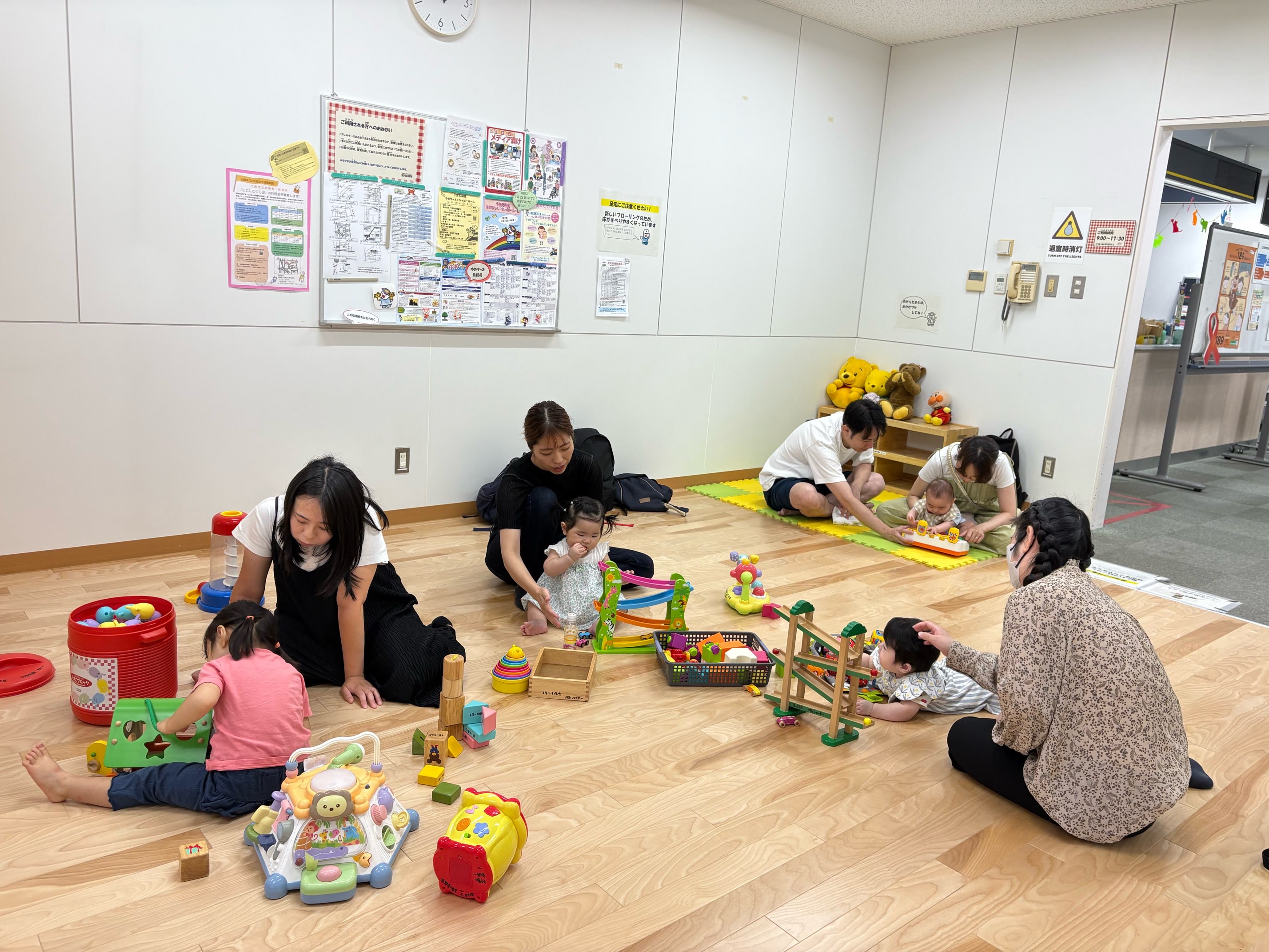 好きなおもちゃで楽しそうに遊んでいる親子
