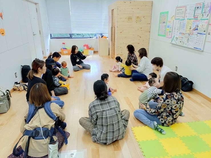 絵本を見ている親子