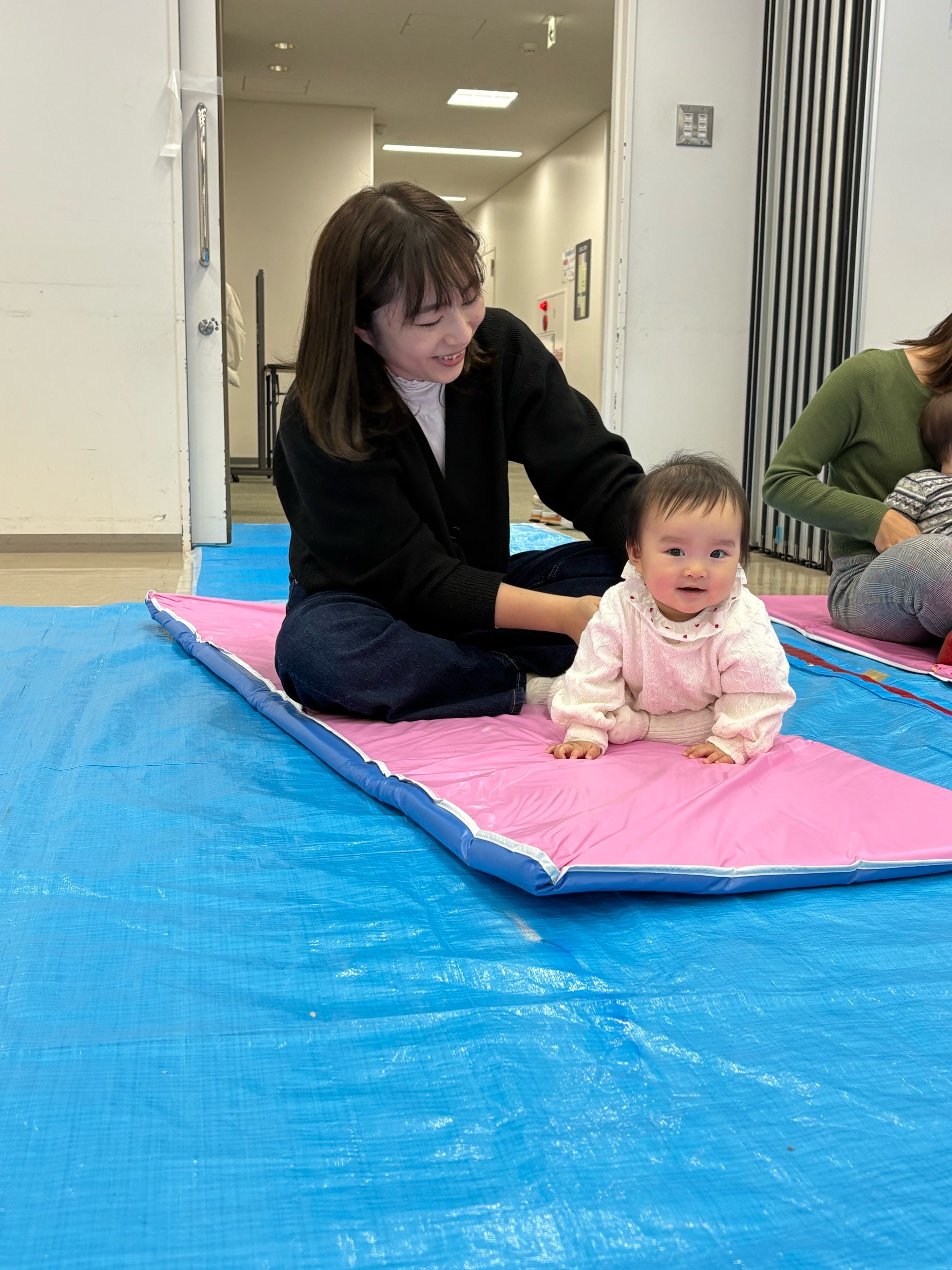 ふれあいあそびをしている親子