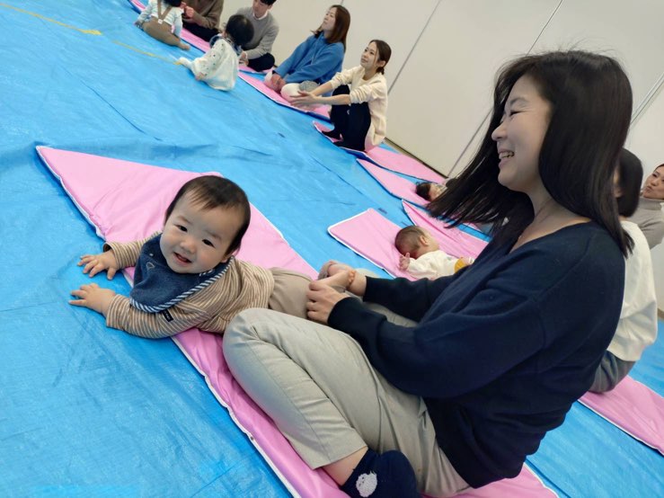 ふれあいあそびをしている母子