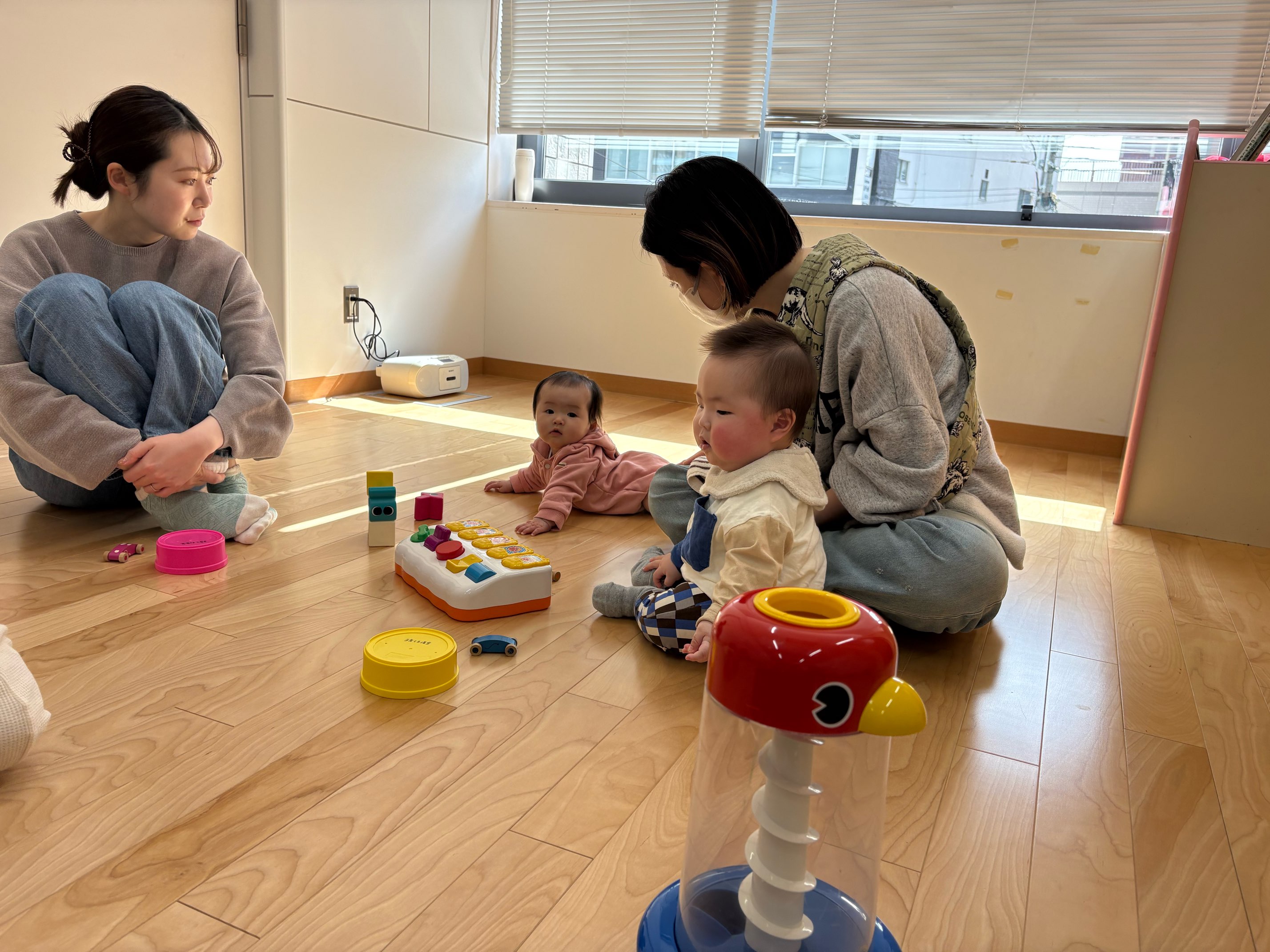 おもちゃで遊んでいる母子