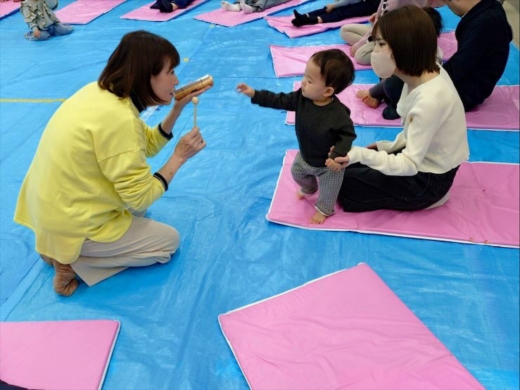 エナジーチャームの音色を聞いている親子